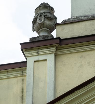 Zdjęcie nr 28: Kościół położony w centrum wsi Pleszów, obecnie w dzielnicy Nowa-Huta, na placu wyznaczonym wysokim, wykonanym z cegły murem, w otoczeniu starodrzewia. Budynek założony na rzucie prostokąta z węższym prostokątnym prezbiterium ujętym z trzech stron piętrowymi aneksami zakrystii, skarbczyka i przedsionka. Nawa jest trójprzęsłowa, ma ścięte naroża, jest artykułowana szerokimi przyściennymi filarami, zaś jednoprzęsłowe prezbiterium ujmują w narożach kolumny. Pilastry i kolumny o jońskich kapitelach dźwigają belkowanie z fryzem z metopami opatrzonymi rozetami na przemian z tryglifami. Nawę i prezbiterium nakrywają żaglaste sklepienia na szerokich gurtach i arkadach nad ścianami bocznymi, w których umieszczono prostokątne okna zamknięte łukiem odcinkowym. Aneksy są skomunikowane z prezbiterium prostokątnymi przejściami. Do kościoła prowadzą od frontu prostokątne drzwi i wbudowana pod chórem muzycznym drewniana kruchtę. 
Fasada jest szersza od korpusu nawy, jednokondygnacyjna, trójosiowa, zwieńczona wysoką wieżą. Korpus fasady ujęty załamującymi się na narożach toskańskimi pilastrami, z częścią środkową wysuniętą do przodu z takimi samymi pilastrami jak na narożach. Pilastry podtrzymują opasujące korpus fasady belkowanie, którego fryz złożony jest z tryglifów i metop wypełnionych kołami; nad częścią środkową trójkątny przyczółek wypełniony okiem Opatrzności. Fasadę wieńczy wysoka attyka ujęta na narożach i w części środkowej postumentami z wazonami. Wieża opasana na narożach szerokimi lizenami podtrzymującymi belkowanie z fryzem konsolkowym jest zakończona czterospadowym, lekko wklęsłym dachem krytym blachą z kulą i krzyżem. Elewacje boczne w korpusie fasady i aneksów przy prezbiterium z dwoma rzędami prostokątnych okienek, w partii nawy i prezbiterium z oknami prostokątnymi zakończonymi łukiem odcinkowym w profilowanych obramieniach. Elewacje boczne wieńczy profilowany gzyms, ściany wysuniętych poza korpus nawy aneksów załamujące się narożach szerokie lizeny. Dach jest dwuspadowy, kryty blachą.     
