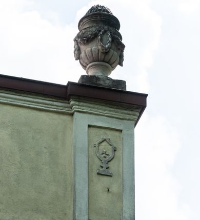 Zdjęcie nr 25: Kościół położony w centrum wsi Pleszów, obecnie w dzielnicy Nowa-Huta, na placu wyznaczonym wysokim, wykonanym z cegły murem, w otoczeniu starodrzewia. Budynek założony na rzucie prostokąta z węższym prostokątnym prezbiterium ujętym z trzech stron piętrowymi aneksami zakrystii, skarbczyka i przedsionka. Nawa jest trójprzęsłowa, ma ścięte naroża, jest artykułowana szerokimi przyściennymi filarami, zaś jednoprzęsłowe prezbiterium ujmują w narożach kolumny. Pilastry i kolumny o jońskich kapitelach dźwigają belkowanie z fryzem z metopami opatrzonymi rozetami na przemian z tryglifami. Nawę i prezbiterium nakrywają żaglaste sklepienia na szerokich gurtach i arkadach nad ścianami bocznymi, w których umieszczono prostokątne okna zamknięte łukiem odcinkowym. Aneksy są skomunikowane z prezbiterium prostokątnymi przejściami. Do kościoła prowadzą od frontu prostokątne drzwi i wbudowana pod chórem muzycznym drewniana kruchtę. 
Fasada jest szersza od korpusu nawy, jednokondygnacyjna, trójosiowa, zwieńczona wysoką wieżą. Korpus fasady ujęty załamującymi się na narożach toskańskimi pilastrami, z częścią środkową wysuniętą do przodu z takimi samymi pilastrami jak na narożach. Pilastry podtrzymują opasujące korpus fasady belkowanie, którego fryz złożony jest z tryglifów i metop wypełnionych kołami; nad częścią środkową trójkątny przyczółek wypełniony okiem Opatrzności. Fasadę wieńczy wysoka attyka ujęta na narożach i w części środkowej postumentami z wazonami. Wieża opasana na narożach szerokimi lizenami podtrzymującymi belkowanie z fryzem konsolkowym jest zakończona czterospadowym, lekko wklęsłym dachem krytym blachą z kulą i krzyżem. Elewacje boczne w korpusie fasady i aneksów przy prezbiterium z dwoma rzędami prostokątnych okienek, w partii nawy i prezbiterium z oknami prostokątnymi zakończonymi łukiem odcinkowym w profilowanych obramieniach. Elewacje boczne wieńczy profilowany gzyms, ściany wysuniętych poza korpus nawy aneksów załamujące się narożach szerokie lizeny. Dach jest dwuspadowy, kryty blachą.     
