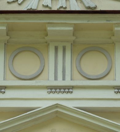 Zdjęcie nr 30: Kościół położony w centrum wsi Pleszów, obecnie w dzielnicy Nowa-Huta, na placu wyznaczonym wysokim, wykonanym z cegły murem, w otoczeniu starodrzewia. Budynek założony na rzucie prostokąta z węższym prostokątnym prezbiterium ujętym z trzech stron piętrowymi aneksami zakrystii, skarbczyka i przedsionka. Nawa jest trójprzęsłowa, ma ścięte naroża, jest artykułowana szerokimi przyściennymi filarami, zaś jednoprzęsłowe prezbiterium ujmują w narożach kolumny. Pilastry i kolumny o jońskich kapitelach dźwigają belkowanie z fryzem z metopami opatrzonymi rozetami na przemian z tryglifami. Nawę i prezbiterium nakrywają żaglaste sklepienia na szerokich gurtach i arkadach nad ścianami bocznymi, w których umieszczono prostokątne okna zamknięte łukiem odcinkowym. Aneksy są skomunikowane z prezbiterium prostokątnymi przejściami. Do kościoła prowadzą od frontu prostokątne drzwi i wbudowana pod chórem muzycznym drewniana kruchtę. 
Fasada jest szersza od korpusu nawy, jednokondygnacyjna, trójosiowa, zwieńczona wysoką wieżą. Korpus fasady ujęty załamującymi się na narożach toskańskimi pilastrami, z częścią środkową wysuniętą do przodu z takimi samymi pilastrami jak na narożach. Pilastry podtrzymują opasujące korpus fasady belkowanie, którego fryz złożony jest z tryglifów i metop wypełnionych kołami; nad częścią środkową trójkątny przyczółek wypełniony okiem Opatrzności. Fasadę wieńczy wysoka attyka ujęta na narożach i w części środkowej postumentami z wazonami. Wieża opasana na narożach szerokimi lizenami podtrzymującymi belkowanie z fryzem konsolkowym jest zakończona czterospadowym, lekko wklęsłym dachem krytym blachą z kulą i krzyżem. Elewacje boczne w korpusie fasady i aneksów przy prezbiterium z dwoma rzędami prostokątnych okienek, w partii nawy i prezbiterium z oknami prostokątnymi zakończonymi łukiem odcinkowym w profilowanych obramieniach. Elewacje boczne wieńczy profilowany gzyms, ściany wysuniętych poza korpus nawy aneksów załamujące się narożach szerokie lizeny. Dach jest dwuspadowy, kryty blachą.     
