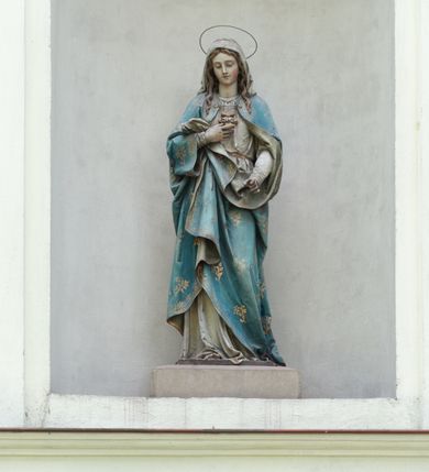 Zdjęcie nr 34: Kościół położony w centrum wsi Pleszów, obecnie w dzielnicy Nowa-Huta, na placu wyznaczonym wysokim, wykonanym z cegły murem, w otoczeniu starodrzewia. Budynek założony na rzucie prostokąta z węższym prostokątnym prezbiterium ujętym z trzech stron piętrowymi aneksami zakrystii, skarbczyka i przedsionka. Nawa jest trójprzęsłowa, ma ścięte naroża, jest artykułowana szerokimi przyściennymi filarami, zaś jednoprzęsłowe prezbiterium ujmują w narożach kolumny. Pilastry i kolumny o jońskich kapitelach dźwigają belkowanie z fryzem z metopami opatrzonymi rozetami na przemian z tryglifami. Nawę i prezbiterium nakrywają żaglaste sklepienia na szerokich gurtach i arkadach nad ścianami bocznymi, w których umieszczono prostokątne okna zamknięte łukiem odcinkowym. Aneksy są skomunikowane z prezbiterium prostokątnymi przejściami. Do kościoła prowadzą od frontu prostokątne drzwi i wbudowana pod chórem muzycznym drewniana kruchtę. 
Fasada jest szersza od korpusu nawy, jednokondygnacyjna, trójosiowa, zwieńczona wysoką wieżą. Korpus fasady ujęty załamującymi się na narożach toskańskimi pilastrami, z częścią środkową wysuniętą do przodu z takimi samymi pilastrami jak na narożach. Pilastry podtrzymują opasujące korpus fasady belkowanie, którego fryz złożony jest z tryglifów i metop wypełnionych kołami; nad częścią środkową trójkątny przyczółek wypełniony okiem Opatrzności. Fasadę wieńczy wysoka attyka ujęta na narożach i w części środkowej postumentami z wazonami. Wieża opasana na narożach szerokimi lizenami podtrzymującymi belkowanie z fryzem konsolkowym jest zakończona czterospadowym, lekko wklęsłym dachem krytym blachą z kulą i krzyżem. Elewacje boczne w korpusie fasady i aneksów przy prezbiterium z dwoma rzędami prostokątnych okienek, w partii nawy i prezbiterium z oknami prostokątnymi zakończonymi łukiem odcinkowym w profilowanych obramieniach. Elewacje boczne wieńczy profilowany gzyms, ściany wysuniętych poza korpus nawy aneksów załamujące się narożach szerokie lizeny. Dach jest dwuspadowy, kryty blachą.     
