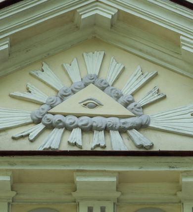 Zdjęcie nr 31: Kościół położony w centrum wsi Pleszów, obecnie w dzielnicy Nowa-Huta, na placu wyznaczonym wysokim, wykonanym z cegły murem, w otoczeniu starodrzewia. Budynek założony na rzucie prostokąta z węższym prostokątnym prezbiterium ujętym z trzech stron piętrowymi aneksami zakrystii, skarbczyka i przedsionka. Nawa jest trójprzęsłowa, ma ścięte naroża, jest artykułowana szerokimi przyściennymi filarami, zaś jednoprzęsłowe prezbiterium ujmują w narożach kolumny. Pilastry i kolumny o jońskich kapitelach dźwigają belkowanie z fryzem z metopami opatrzonymi rozetami na przemian z tryglifami. Nawę i prezbiterium nakrywają żaglaste sklepienia na szerokich gurtach i arkadach nad ścianami bocznymi, w których umieszczono prostokątne okna zamknięte łukiem odcinkowym. Aneksy są skomunikowane z prezbiterium prostokątnymi przejściami. Do kościoła prowadzą od frontu prostokątne drzwi i wbudowana pod chórem muzycznym drewniana kruchtę. 
Fasada jest szersza od korpusu nawy, jednokondygnacyjna, trójosiowa, zwieńczona wysoką wieżą. Korpus fasady ujęty załamującymi się na narożach toskańskimi pilastrami, z częścią środkową wysuniętą do przodu z takimi samymi pilastrami jak na narożach. Pilastry podtrzymują opasujące korpus fasady belkowanie, którego fryz złożony jest z tryglifów i metop wypełnionych kołami; nad częścią środkową trójkątny przyczółek wypełniony okiem Opatrzności. Fasadę wieńczy wysoka attyka ujęta na narożach i w części środkowej postumentami z wazonami. Wieża opasana na narożach szerokimi lizenami podtrzymującymi belkowanie z fryzem konsolkowym jest zakończona czterospadowym, lekko wklęsłym dachem krytym blachą z kulą i krzyżem. Elewacje boczne w korpusie fasady i aneksów przy prezbiterium z dwoma rzędami prostokątnych okienek, w partii nawy i prezbiterium z oknami prostokątnymi zakończonymi łukiem odcinkowym w profilowanych obramieniach. Elewacje boczne wieńczy profilowany gzyms, ściany wysuniętych poza korpus nawy aneksów załamujące się narożach szerokie lizeny. Dach jest dwuspadowy, kryty blachą.     
