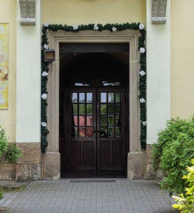 Zdjęcie nr 35: Kościół położony w centrum wsi Pleszów, obecnie w dzielnicy Nowa-Huta, na placu wyznaczonym wysokim, wykonanym z cegły murem, w otoczeniu starodrzewia. Budynek założony na rzucie prostokąta z węższym prostokątnym prezbiterium ujętym z trzech stron piętrowymi aneksami zakrystii, skarbczyka i przedsionka. Nawa jest trójprzęsłowa, ma ścięte naroża, jest artykułowana szerokimi przyściennymi filarami, zaś jednoprzęsłowe prezbiterium ujmują w narożach kolumny. Pilastry i kolumny o jońskich kapitelach dźwigają belkowanie z fryzem z metopami opatrzonymi rozetami na przemian z tryglifami. Nawę i prezbiterium nakrywają żaglaste sklepienia na szerokich gurtach i arkadach nad ścianami bocznymi, w których umieszczono prostokątne okna zamknięte łukiem odcinkowym. Aneksy są skomunikowane z prezbiterium prostokątnymi przejściami. Do kościoła prowadzą od frontu prostokątne drzwi i wbudowana pod chórem muzycznym drewniana kruchtę. 
Fasada jest szersza od korpusu nawy, jednokondygnacyjna, trójosiowa, zwieńczona wysoką wieżą. Korpus fasady ujęty załamującymi się na narożach toskańskimi pilastrami, z częścią środkową wysuniętą do przodu z takimi samymi pilastrami jak na narożach. Pilastry podtrzymują opasujące korpus fasady belkowanie, którego fryz złożony jest z tryglifów i metop wypełnionych kołami; nad częścią środkową trójkątny przyczółek wypełniony okiem Opatrzności. Fasadę wieńczy wysoka attyka ujęta na narożach i w części środkowej postumentami z wazonami. Wieża opasana na narożach szerokimi lizenami podtrzymującymi belkowanie z fryzem konsolkowym jest zakończona czterospadowym, lekko wklęsłym dachem krytym blachą z kulą i krzyżem. Elewacje boczne w korpusie fasady i aneksów przy prezbiterium z dwoma rzędami prostokątnych okienek, w partii nawy i prezbiterium z oknami prostokątnymi zakończonymi łukiem odcinkowym w profilowanych obramieniach. Elewacje boczne wieńczy profilowany gzyms, ściany wysuniętych poza korpus nawy aneksów załamujące się narożach szerokie lizeny. Dach jest dwuspadowy, kryty blachą.     
