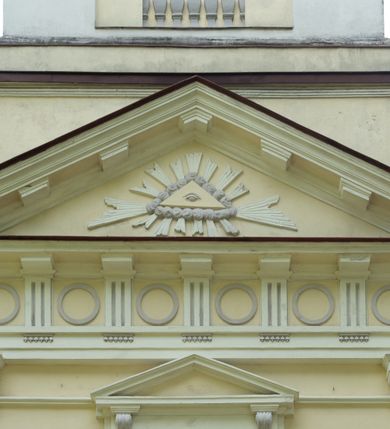 Zdjęcie nr 32: Kościół położony w centrum wsi Pleszów, obecnie w dzielnicy Nowa-Huta, na placu wyznaczonym wysokim, wykonanym z cegły murem, w otoczeniu starodrzewia. Budynek założony na rzucie prostokąta z węższym prostokątnym prezbiterium ujętym z trzech stron piętrowymi aneksami zakrystii, skarbczyka i przedsionka. Nawa jest trójprzęsłowa, ma ścięte naroża, jest artykułowana szerokimi przyściennymi filarami, zaś jednoprzęsłowe prezbiterium ujmują w narożach kolumny. Pilastry i kolumny o jońskich kapitelach dźwigają belkowanie z fryzem z metopami opatrzonymi rozetami na przemian z tryglifami. Nawę i prezbiterium nakrywają żaglaste sklepienia na szerokich gurtach i arkadach nad ścianami bocznymi, w których umieszczono prostokątne okna zamknięte łukiem odcinkowym. Aneksy są skomunikowane z prezbiterium prostokątnymi przejściami. Do kościoła prowadzą od frontu prostokątne drzwi i wbudowana pod chórem muzycznym drewniana kruchtę. 
Fasada jest szersza od korpusu nawy, jednokondygnacyjna, trójosiowa, zwieńczona wysoką wieżą. Korpus fasady ujęty załamującymi się na narożach toskańskimi pilastrami, z częścią środkową wysuniętą do przodu z takimi samymi pilastrami jak na narożach. Pilastry podtrzymują opasujące korpus fasady belkowanie, którego fryz złożony jest z tryglifów i metop wypełnionych kołami; nad częścią środkową trójkątny przyczółek wypełniony okiem Opatrzności. Fasadę wieńczy wysoka attyka ujęta na narożach i w części środkowej postumentami z wazonami. Wieża opasana na narożach szerokimi lizenami podtrzymującymi belkowanie z fryzem konsolkowym jest zakończona czterospadowym, lekko wklęsłym dachem krytym blachą z kulą i krzyżem. Elewacje boczne w korpusie fasady i aneksów przy prezbiterium z dwoma rzędami prostokątnych okienek, w partii nawy i prezbiterium z oknami prostokątnymi zakończonymi łukiem odcinkowym w profilowanych obramieniach. Elewacje boczne wieńczy profilowany gzyms, ściany wysuniętych poza korpus nawy aneksów załamujące się narożach szerokie lizeny. Dach jest dwuspadowy, kryty blachą.     
