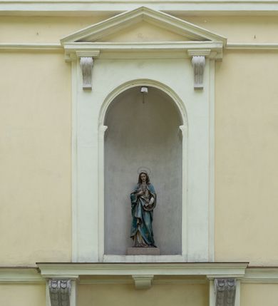 Zdjęcie nr 33: Kościół położony w centrum wsi Pleszów, obecnie w dzielnicy Nowa-Huta, na placu wyznaczonym wysokim, wykonanym z cegły murem, w otoczeniu starodrzewia. Budynek założony na rzucie prostokąta z węższym prostokątnym prezbiterium ujętym z trzech stron piętrowymi aneksami zakrystii, skarbczyka i przedsionka. Nawa jest trójprzęsłowa, ma ścięte naroża, jest artykułowana szerokimi przyściennymi filarami, zaś jednoprzęsłowe prezbiterium ujmują w narożach kolumny. Pilastry i kolumny o jońskich kapitelach dźwigają belkowanie z fryzem z metopami opatrzonymi rozetami na przemian z tryglifami. Nawę i prezbiterium nakrywają żaglaste sklepienia na szerokich gurtach i arkadach nad ścianami bocznymi, w których umieszczono prostokątne okna zamknięte łukiem odcinkowym. Aneksy są skomunikowane z prezbiterium prostokątnymi przejściami. Do kościoła prowadzą od frontu prostokątne drzwi i wbudowana pod chórem muzycznym drewniana kruchtę. 
Fasada jest szersza od korpusu nawy, jednokondygnacyjna, trójosiowa, zwieńczona wysoką wieżą. Korpus fasady ujęty załamującymi się na narożach toskańskimi pilastrami, z częścią środkową wysuniętą do przodu z takimi samymi pilastrami jak na narożach. Pilastry podtrzymują opasujące korpus fasady belkowanie, którego fryz złożony jest z tryglifów i metop wypełnionych kołami; nad częścią środkową trójkątny przyczółek wypełniony okiem Opatrzności. Fasadę wieńczy wysoka attyka ujęta na narożach i w części środkowej postumentami z wazonami. Wieża opasana na narożach szerokimi lizenami podtrzymującymi belkowanie z fryzem konsolkowym jest zakończona czterospadowym, lekko wklęsłym dachem krytym blachą z kulą i krzyżem. Elewacje boczne w korpusie fasady i aneksów przy prezbiterium z dwoma rzędami prostokątnych okienek, w partii nawy i prezbiterium z oknami prostokątnymi zakończonymi łukiem odcinkowym w profilowanych obramieniach. Elewacje boczne wieńczy profilowany gzyms, ściany wysuniętych poza korpus nawy aneksów załamujące się narożach szerokie lizeny. Dach jest dwuspadowy, kryty blachą.     
