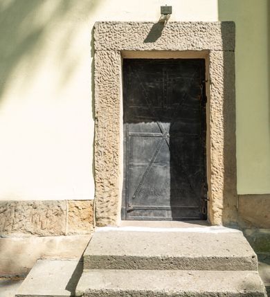 Zdjęcie nr 36: Kościół położony w centrum wsi Pleszów, obecnie w dzielnicy Nowa-Huta, na placu wyznaczonym wysokim, wykonanym z cegły murem, w otoczeniu starodrzewia. Budynek założony na rzucie prostokąta z węższym prostokątnym prezbiterium ujętym z trzech stron piętrowymi aneksami zakrystii, skarbczyka i przedsionka. Nawa jest trójprzęsłowa, ma ścięte naroża, jest artykułowana szerokimi przyściennymi filarami, zaś jednoprzęsłowe prezbiterium ujmują w narożach kolumny. Pilastry i kolumny o jońskich kapitelach dźwigają belkowanie z fryzem z metopami opatrzonymi rozetami na przemian z tryglifami. Nawę i prezbiterium nakrywają żaglaste sklepienia na szerokich gurtach i arkadach nad ścianami bocznymi, w których umieszczono prostokątne okna zamknięte łukiem odcinkowym. Aneksy są skomunikowane z prezbiterium prostokątnymi przejściami. Do kościoła prowadzą od frontu prostokątne drzwi i wbudowana pod chórem muzycznym drewniana kruchtę. 
Fasada jest szersza od korpusu nawy, jednokondygnacyjna, trójosiowa, zwieńczona wysoką wieżą. Korpus fasady ujęty załamującymi się na narożach toskańskimi pilastrami, z częścią środkową wysuniętą do przodu z takimi samymi pilastrami jak na narożach. Pilastry podtrzymują opasujące korpus fasady belkowanie, którego fryz złożony jest z tryglifów i metop wypełnionych kołami; nad częścią środkową trójkątny przyczółek wypełniony okiem Opatrzności. Fasadę wieńczy wysoka attyka ujęta na narożach i w części środkowej postumentami z wazonami. Wieża opasana na narożach szerokimi lizenami podtrzymującymi belkowanie z fryzem konsolkowym jest zakończona czterospadowym, lekko wklęsłym dachem krytym blachą z kulą i krzyżem. Elewacje boczne w korpusie fasady i aneksów przy prezbiterium z dwoma rzędami prostokątnych okienek, w partii nawy i prezbiterium z oknami prostokątnymi zakończonymi łukiem odcinkowym w profilowanych obramieniach. Elewacje boczne wieńczy profilowany gzyms, ściany wysuniętych poza korpus nawy aneksów załamujące się narożach szerokie lizeny. Dach jest dwuspadowy, kryty blachą.     
