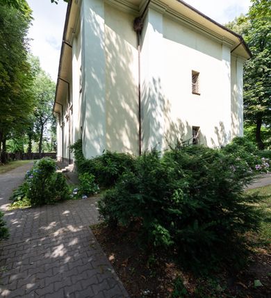 Zdjęcie nr 38: Kościół położony w centrum wsi Pleszów, obecnie w dzielnicy Nowa-Huta, na placu wyznaczonym wysokim, wykonanym z cegły murem, w otoczeniu starodrzewia. Budynek założony na rzucie prostokąta z węższym prostokątnym prezbiterium ujętym z trzech stron piętrowymi aneksami zakrystii, skarbczyka i przedsionka. Nawa jest trójprzęsłowa, ma ścięte naroża, jest artykułowana szerokimi przyściennymi filarami, zaś jednoprzęsłowe prezbiterium ujmują w narożach kolumny. Pilastry i kolumny o jońskich kapitelach dźwigają belkowanie z fryzem z metopami opatrzonymi rozetami na przemian z tryglifami. Nawę i prezbiterium nakrywają żaglaste sklepienia na szerokich gurtach i arkadach nad ścianami bocznymi, w których umieszczono prostokątne okna zamknięte łukiem odcinkowym. Aneksy są skomunikowane z prezbiterium prostokątnymi przejściami. Do kościoła prowadzą od frontu prostokątne drzwi i wbudowana pod chórem muzycznym drewniana kruchtę. 
Fasada jest szersza od korpusu nawy, jednokondygnacyjna, trójosiowa, zwieńczona wysoką wieżą. Korpus fasady ujęty załamującymi się na narożach toskańskimi pilastrami, z częścią środkową wysuniętą do przodu z takimi samymi pilastrami jak na narożach. Pilastry podtrzymują opasujące korpus fasady belkowanie, którego fryz złożony jest z tryglifów i metop wypełnionych kołami; nad częścią środkową trójkątny przyczółek wypełniony okiem Opatrzności. Fasadę wieńczy wysoka attyka ujęta na narożach i w części środkowej postumentami z wazonami. Wieża opasana na narożach szerokimi lizenami podtrzymującymi belkowanie z fryzem konsolkowym jest zakończona czterospadowym, lekko wklęsłym dachem krytym blachą z kulą i krzyżem. Elewacje boczne w korpusie fasady i aneksów przy prezbiterium z dwoma rzędami prostokątnych okienek, w partii nawy i prezbiterium z oknami prostokątnymi zakończonymi łukiem odcinkowym w profilowanych obramieniach. Elewacje boczne wieńczy profilowany gzyms, ściany wysuniętych poza korpus nawy aneksów załamujące się narożach szerokie lizeny. Dach jest dwuspadowy, kryty blachą.     
