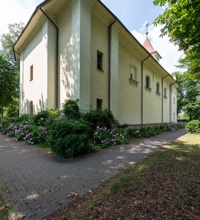 Zdjęcie nr 39: Kościół położony w centrum wsi Pleszów, obecnie w dzielnicy Nowa-Huta, na placu wyznaczonym wysokim, wykonanym z cegły murem, w otoczeniu starodrzewia. Budynek założony na rzucie prostokąta z węższym prostokątnym prezbiterium ujętym z trzech stron piętrowymi aneksami zakrystii, skarbczyka i przedsionka. Nawa jest trójprzęsłowa, ma ścięte naroża, jest artykułowana szerokimi przyściennymi filarami, zaś jednoprzęsłowe prezbiterium ujmują w narożach kolumny. Pilastry i kolumny o jońskich kapitelach dźwigają belkowanie z fryzem z metopami opatrzonymi rozetami na przemian z tryglifami. Nawę i prezbiterium nakrywają żaglaste sklepienia na szerokich gurtach i arkadach nad ścianami bocznymi, w których umieszczono prostokątne okna zamknięte łukiem odcinkowym. Aneksy są skomunikowane z prezbiterium prostokątnymi przejściami. Do kościoła prowadzą od frontu prostokątne drzwi i wbudowana pod chórem muzycznym drewniana kruchtę. 
Fasada jest szersza od korpusu nawy, jednokondygnacyjna, trójosiowa, zwieńczona wysoką wieżą. Korpus fasady ujęty załamującymi się na narożach toskańskimi pilastrami, z częścią środkową wysuniętą do przodu z takimi samymi pilastrami jak na narożach. Pilastry podtrzymują opasujące korpus fasady belkowanie, którego fryz złożony jest z tryglifów i metop wypełnionych kołami; nad częścią środkową trójkątny przyczółek wypełniony okiem Opatrzności. Fasadę wieńczy wysoka attyka ujęta na narożach i w części środkowej postumentami z wazonami. Wieża opasana na narożach szerokimi lizenami podtrzymującymi belkowanie z fryzem konsolkowym jest zakończona czterospadowym, lekko wklęsłym dachem krytym blachą z kulą i krzyżem. Elewacje boczne w korpusie fasady i aneksów przy prezbiterium z dwoma rzędami prostokątnych okienek, w partii nawy i prezbiterium z oknami prostokątnymi zakończonymi łukiem odcinkowym w profilowanych obramieniach. Elewacje boczne wieńczy profilowany gzyms, ściany wysuniętych poza korpus nawy aneksów załamujące się narożach szerokie lizeny. Dach jest dwuspadowy, kryty blachą.     
