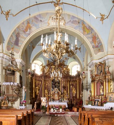 Zdjęcie nr 17: Kościół orientowany, murowany, tynkowany, jednonawowy, z prostokątną, trójprzęsłową nawą oraz węższym jednoprzęsłowym prezbiterium zamkniętym półkoliście, z dużą, prostokątną zakrystią przy północnej ścianie. Od zachodu wieża na planie kwadratu, do południowej ściany nawy dobudowana niewielka kruchta na planie kwadratu. 
Prezbiterium i nawa nakryte sklepieniem żagielkowym na gurtach spływających na pilastry. Otwór tęczowy w formie  arkady. W zachodniej części nawy parapet chóru muzycznego, o wklęsło-wypukłej balustradzie, wsparty na dwóch filarach i dwóch półfilarach, tworząc trzy arkady. Posadzka kamienna. 
Fasada wieżowa, z wejściem na osi w postaci drewnianego portyku nakrytego blaszanym daszkiem dwuspadowym. Wieża smukła, bez podziałów architektonicznych, zakończona dwoma profilowanymi gzymsami, wyłamującymi się na każdej ścianie na kształt łuku odcinkowego. Pomiędzy nimi, na ścianie frontowej tarcza zegarowa. W połowie wysokości wieży, z trzech stron niewielkie okna w formie stojącego prostokąta w okrągłych płycinach. W najwyższej partii ścian, z czterech stron, otwory dzwonne w formie stojącego prostokąta zamkniętego łukiem półkolistym. Wieża zwieńczona hełmem baniastym z latarnią, zakończoną kulą z krzyżem, pokrytym blachą. Elewacje bez podziałów, zakończone profilowanym gzymsem. W południowej cztery otwory okienne w formie stojącego prostokąta zamkniętego łukiem półkolistym, we wschodniej dwa analogiczne, w północnej jedno. 
Nawa i prezbiterium nakryte dachem dwuspadowym, blaszanym. W miejscu połączenia prezbiterium i nawy blaszana wieżyczka na sygnaturkę, z latarnią, zwieńczona hełmem baniastym z krzyżem. Zakrystia nakryta dachem trójspadowym, kruchta dachem falistym. Kościół otoczony niskim murem kamiennym.
