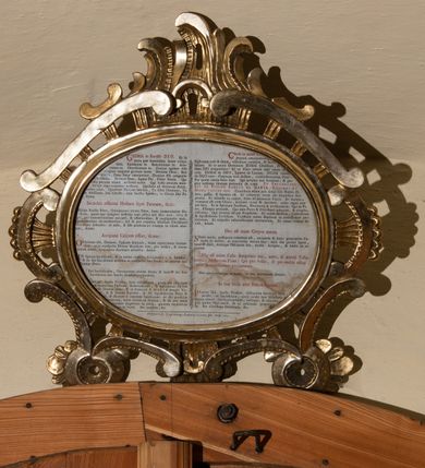 Zdjęcie nr 23: Kościół orientowany, murowany, tynkowany, jednonawowy, z prostokątną, trójprzęsłową nawą oraz węższym jednoprzęsłowym prezbiterium zamkniętym półkoliście, z dużą, prostokątną zakrystią przy północnej ścianie. Od zachodu wieża na planie kwadratu, do południowej ściany nawy dobudowana niewielka kruchta na planie kwadratu. 
Prezbiterium i nawa nakryte sklepieniem żagielkowym na gurtach spływających na pilastry. Otwór tęczowy w formie  arkady. W zachodniej części nawy parapet chóru muzycznego, o wklęsło-wypukłej balustradzie, wsparty na dwóch filarach i dwóch półfilarach, tworząc trzy arkady. Posadzka kamienna. 
Fasada wieżowa, z wejściem na osi w postaci drewnianego portyku nakrytego blaszanym daszkiem dwuspadowym. Wieża smukła, bez podziałów architektonicznych, zakończona dwoma profilowanymi gzymsami, wyłamującymi się na każdej ścianie na kształt łuku odcinkowego. Pomiędzy nimi, na ścianie frontowej tarcza zegarowa. W połowie wysokości wieży, z trzech stron niewielkie okna w formie stojącego prostokąta w okrągłych płycinach. W najwyższej partii ścian, z czterech stron, otwory dzwonne w formie stojącego prostokąta zamkniętego łukiem półkolistym. Wieża zwieńczona hełmem baniastym z latarnią, zakończoną kulą z krzyżem, pokrytym blachą. Elewacje bez podziałów, zakończone profilowanym gzymsem. W południowej cztery otwory okienne w formie stojącego prostokąta zamkniętego łukiem półkolistym, we wschodniej dwa analogiczne, w północnej jedno. 
Nawa i prezbiterium nakryte dachem dwuspadowym, blaszanym. W miejscu połączenia prezbiterium i nawy blaszana wieżyczka na sygnaturkę, z latarnią, zwieńczona hełmem baniastym z krzyżem. Zakrystia nakryta dachem trójspadowym, kruchta dachem falistym. Kościół otoczony niskim murem kamiennym.
