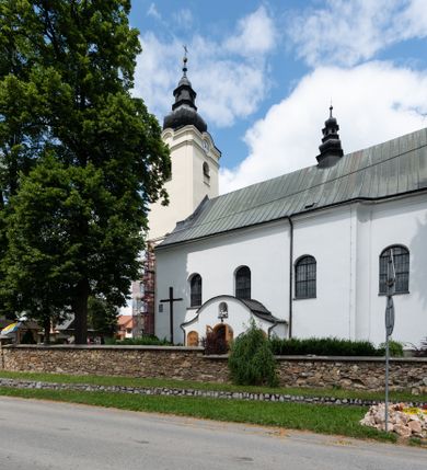 Zdjęcie nr 1: Kościół orientowany, murowany, tynkowany, jednonawowy, z prostokątną, trójprzęsłową nawą oraz węższym jednoprzęsłowym prezbiterium zamkniętym półkoliście, z dużą, prostokątną zakrystią przy północnej ścianie. Od zachodu wieża na planie kwadratu, do południowej ściany nawy dobudowana niewielka kruchta na planie kwadratu. 
Prezbiterium i nawa nakryte sklepieniem żagielkowym na gurtach spływających na pilastry. Otwór tęczowy w formie  arkady. W zachodniej części nawy parapet chóru muzycznego, o wklęsło-wypukłej balustradzie, wsparty na dwóch filarach i dwóch półfilarach, tworząc trzy arkady. Posadzka kamienna. 
Fasada wieżowa, z wejściem na osi w postaci drewnianego portyku nakrytego blaszanym daszkiem dwuspadowym. Wieża smukła, bez podziałów architektonicznych, zakończona dwoma profilowanymi gzymsami, wyłamującymi się na każdej ścianie na kształt łuku odcinkowego. Pomiędzy nimi, na ścianie frontowej tarcza zegarowa. W połowie wysokości wieży, z trzech stron niewielkie okna w formie stojącego prostokąta w okrągłych płycinach. W najwyższej partii ścian, z czterech stron, otwory dzwonne w formie stojącego prostokąta zamkniętego łukiem półkolistym. Wieża zwieńczona hełmem baniastym z latarnią, zakończoną kulą z krzyżem, pokrytym blachą. Elewacje bez podziałów, zakończone profilowanym gzymsem. W południowej cztery otwory okienne w formie stojącego prostokąta zamkniętego łukiem półkolistym, we wschodniej dwa analogiczne, w północnej jedno. 
Nawa i prezbiterium nakryte dachem dwuspadowym, blaszanym. W miejscu połączenia prezbiterium i nawy blaszana wieżyczka na sygnaturkę, z latarnią, zwieńczona hełmem baniastym z krzyżem. Zakrystia nakryta dachem trójspadowym, kruchta dachem falistym. Kościół otoczony niskim murem kamiennym.
