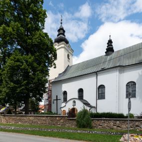 Zdjęcie nr 1: Kościół orientowany, murowany, tynkowany, jednonawowy, z prostokątną, trójprzęsłową nawą oraz węższym jednoprzęsłowym prezbiterium zamkniętym półkoliście, z dużą, prostokątną zakrystią przy północnej ścianie. Od zachodu wieża na planie kwadratu, do południowej ściany nawy dobudowana niewielka kruchta na planie kwadratu. 
Prezbiterium i nawa nakryte sklepieniem żagielkowym na gurtach spływających na pilastry. Otwór tęczowy w formie  arkady. W zachodniej części nawy parapet chóru muzycznego, o wklęsło-wypukłej balustradzie, wsparty na dwóch filarach i dwóch półfilarach, tworząc trzy arkady. Posadzka kamienna. 
Fasada wieżowa, z wejściem na osi w postaci drewnianego portyku nakrytego blaszanym daszkiem dwuspadowym. Wieża smukła, bez podziałów architektonicznych, zakończona dwoma profilowanymi gzymsami, wyłamującymi się na każdej ścianie na kształt łuku odcinkowego. Pomiędzy nimi, na ścianie frontowej tarcza zegarowa. W połowie wysokości wieży, z trzech stron niewielkie okna w formie stojącego prostokąta w okrągłych płycinach. W najwyższej partii ścian, z czterech stron, otwory dzwonne w formie stojącego prostokąta zamkniętego łukiem półkolistym. Wieża zwieńczona hełmem baniastym z latarnią, zakończoną kulą z krzyżem, pokrytym blachą. Elewacje bez podziałów, zakończone profilowanym gzymsem. W południowej cztery otwory okienne w formie stojącego prostokąta zamkniętego łukiem półkolistym, we wschodniej dwa analogiczne, w północnej jedno. 
Nawa i prezbiterium nakryte dachem dwuspadowym, blaszanym. W miejscu połączenia prezbiterium i nawy blaszana wieżyczka na sygnaturkę, z latarnią, zwieńczona hełmem baniastym z krzyżem. Zakrystia nakryta dachem trójspadowym, kruchta dachem falistym. Kościół otoczony niskim murem kamiennym.
