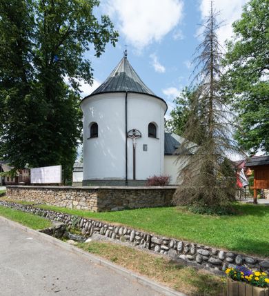 Zdjęcie nr 2: Kościół orientowany, murowany, tynkowany, jednonawowy, z prostokątną, trójprzęsłową nawą oraz węższym jednoprzęsłowym prezbiterium zamkniętym półkoliście, z dużą, prostokątną zakrystią przy północnej ścianie. Od zachodu wieża na planie kwadratu, do południowej ściany nawy dobudowana niewielka kruchta na planie kwadratu. 
Prezbiterium i nawa nakryte sklepieniem żagielkowym na gurtach spływających na pilastry. Otwór tęczowy w formie  arkady. W zachodniej części nawy parapet chóru muzycznego, o wklęsło-wypukłej balustradzie, wsparty na dwóch filarach i dwóch półfilarach, tworząc trzy arkady. Posadzka kamienna. 
Fasada wieżowa, z wejściem na osi w postaci drewnianego portyku nakrytego blaszanym daszkiem dwuspadowym. Wieża smukła, bez podziałów architektonicznych, zakończona dwoma profilowanymi gzymsami, wyłamującymi się na każdej ścianie na kształt łuku odcinkowego. Pomiędzy nimi, na ścianie frontowej tarcza zegarowa. W połowie wysokości wieży, z trzech stron niewielkie okna w formie stojącego prostokąta w okrągłych płycinach. W najwyższej partii ścian, z czterech stron, otwory dzwonne w formie stojącego prostokąta zamkniętego łukiem półkolistym. Wieża zwieńczona hełmem baniastym z latarnią, zakończoną kulą z krzyżem, pokrytym blachą. Elewacje bez podziałów, zakończone profilowanym gzymsem. W południowej cztery otwory okienne w formie stojącego prostokąta zamkniętego łukiem półkolistym, we wschodniej dwa analogiczne, w północnej jedno. 
Nawa i prezbiterium nakryte dachem dwuspadowym, blaszanym. W miejscu połączenia prezbiterium i nawy blaszana wieżyczka na sygnaturkę, z latarnią, zwieńczona hełmem baniastym z krzyżem. Zakrystia nakryta dachem trójspadowym, kruchta dachem falistym. Kościół otoczony niskim murem kamiennym.
