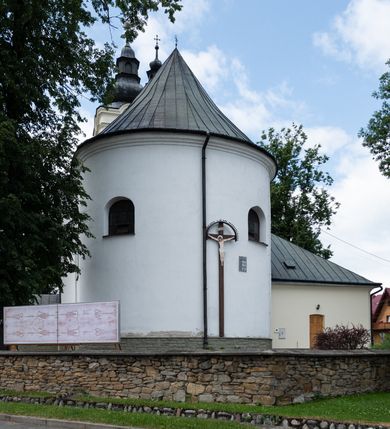 Zdjęcie nr 3: Kościół orientowany, murowany, tynkowany, jednonawowy, z prostokątną, trójprzęsłową nawą oraz węższym jednoprzęsłowym prezbiterium zamkniętym półkoliście, z dużą, prostokątną zakrystią przy północnej ścianie. Od zachodu wieża na planie kwadratu, do południowej ściany nawy dobudowana niewielka kruchta na planie kwadratu. 
Prezbiterium i nawa nakryte sklepieniem żagielkowym na gurtach spływających na pilastry. Otwór tęczowy w formie  arkady. W zachodniej części nawy parapet chóru muzycznego, o wklęsło-wypukłej balustradzie, wsparty na dwóch filarach i dwóch półfilarach, tworząc trzy arkady. Posadzka kamienna. 
Fasada wieżowa, z wejściem na osi w postaci drewnianego portyku nakrytego blaszanym daszkiem dwuspadowym. Wieża smukła, bez podziałów architektonicznych, zakończona dwoma profilowanymi gzymsami, wyłamującymi się na każdej ścianie na kształt łuku odcinkowego. Pomiędzy nimi, na ścianie frontowej tarcza zegarowa. W połowie wysokości wieży, z trzech stron niewielkie okna w formie stojącego prostokąta w okrągłych płycinach. W najwyższej partii ścian, z czterech stron, otwory dzwonne w formie stojącego prostokąta zamkniętego łukiem półkolistym. Wieża zwieńczona hełmem baniastym z latarnią, zakończoną kulą z krzyżem, pokrytym blachą. Elewacje bez podziałów, zakończone profilowanym gzymsem. W południowej cztery otwory okienne w formie stojącego prostokąta zamkniętego łukiem półkolistym, we wschodniej dwa analogiczne, w północnej jedno. 
Nawa i prezbiterium nakryte dachem dwuspadowym, blaszanym. W miejscu połączenia prezbiterium i nawy blaszana wieżyczka na sygnaturkę, z latarnią, zwieńczona hełmem baniastym z krzyżem. Zakrystia nakryta dachem trójspadowym, kruchta dachem falistym. Kościół otoczony niskim murem kamiennym.
