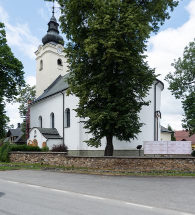 Zdjęcie nr 5: Kościół orientowany, murowany, tynkowany, jednonawowy, z prostokątną, trójprzęsłową nawą oraz węższym jednoprzęsłowym prezbiterium zamkniętym półkoliście, z dużą, prostokątną zakrystią przy północnej ścianie. Od zachodu wieża na planie kwadratu, do południowej ściany nawy dobudowana niewielka kruchta na planie kwadratu. 
Prezbiterium i nawa nakryte sklepieniem żagielkowym na gurtach spływających na pilastry. Otwór tęczowy w formie  arkady. W zachodniej części nawy parapet chóru muzycznego, o wklęsło-wypukłej balustradzie, wsparty na dwóch filarach i dwóch półfilarach, tworząc trzy arkady. Posadzka kamienna. 
Fasada wieżowa, z wejściem na osi w postaci drewnianego portyku nakrytego blaszanym daszkiem dwuspadowym. Wieża smukła, bez podziałów architektonicznych, zakończona dwoma profilowanymi gzymsami, wyłamującymi się na każdej ścianie na kształt łuku odcinkowego. Pomiędzy nimi, na ścianie frontowej tarcza zegarowa. W połowie wysokości wieży, z trzech stron niewielkie okna w formie stojącego prostokąta w okrągłych płycinach. W najwyższej partii ścian, z czterech stron, otwory dzwonne w formie stojącego prostokąta zamkniętego łukiem półkolistym. Wieża zwieńczona hełmem baniastym z latarnią, zakończoną kulą z krzyżem, pokrytym blachą. Elewacje bez podziałów, zakończone profilowanym gzymsem. W południowej cztery otwory okienne w formie stojącego prostokąta zamkniętego łukiem półkolistym, we wschodniej dwa analogiczne, w północnej jedno. 
Nawa i prezbiterium nakryte dachem dwuspadowym, blaszanym. W miejscu połączenia prezbiterium i nawy blaszana wieżyczka na sygnaturkę, z latarnią, zwieńczona hełmem baniastym z krzyżem. Zakrystia nakryta dachem trójspadowym, kruchta dachem falistym. Kościół otoczony niskim murem kamiennym.
