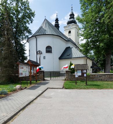 Zdjęcie nr 4: Kościół orientowany, murowany, tynkowany, jednonawowy, z prostokątną, trójprzęsłową nawą oraz węższym jednoprzęsłowym prezbiterium zamkniętym półkoliście, z dużą, prostokątną zakrystią przy północnej ścianie. Od zachodu wieża na planie kwadratu, do południowej ściany nawy dobudowana niewielka kruchta na planie kwadratu. 
Prezbiterium i nawa nakryte sklepieniem żagielkowym na gurtach spływających na pilastry. Otwór tęczowy w formie  arkady. W zachodniej części nawy parapet chóru muzycznego, o wklęsło-wypukłej balustradzie, wsparty na dwóch filarach i dwóch półfilarach, tworząc trzy arkady. Posadzka kamienna. 
Fasada wieżowa, z wejściem na osi w postaci drewnianego portyku nakrytego blaszanym daszkiem dwuspadowym. Wieża smukła, bez podziałów architektonicznych, zakończona dwoma profilowanymi gzymsami, wyłamującymi się na każdej ścianie na kształt łuku odcinkowego. Pomiędzy nimi, na ścianie frontowej tarcza zegarowa. W połowie wysokości wieży, z trzech stron niewielkie okna w formie stojącego prostokąta w okrągłych płycinach. W najwyższej partii ścian, z czterech stron, otwory dzwonne w formie stojącego prostokąta zamkniętego łukiem półkolistym. Wieża zwieńczona hełmem baniastym z latarnią, zakończoną kulą z krzyżem, pokrytym blachą. Elewacje bez podziałów, zakończone profilowanym gzymsem. W południowej cztery otwory okienne w formie stojącego prostokąta zamkniętego łukiem półkolistym, we wschodniej dwa analogiczne, w północnej jedno. 
Nawa i prezbiterium nakryte dachem dwuspadowym, blaszanym. W miejscu połączenia prezbiterium i nawy blaszana wieżyczka na sygnaturkę, z latarnią, zwieńczona hełmem baniastym z krzyżem. Zakrystia nakryta dachem trójspadowym, kruchta dachem falistym. Kościół otoczony niskim murem kamiennym.
