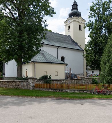 Zdjęcie nr 10: Kościół orientowany, murowany, tynkowany, jednonawowy, z prostokątną, trójprzęsłową nawą oraz węższym jednoprzęsłowym prezbiterium zamkniętym półkoliście, z dużą, prostokątną zakrystią przy północnej ścianie. Od zachodu wieża na planie kwadratu, do południowej ściany nawy dobudowana niewielka kruchta na planie kwadratu. 
Prezbiterium i nawa nakryte sklepieniem żagielkowym na gurtach spływających na pilastry. Otwór tęczowy w formie  arkady. W zachodniej części nawy parapet chóru muzycznego, o wklęsło-wypukłej balustradzie, wsparty na dwóch filarach i dwóch półfilarach, tworząc trzy arkady. Posadzka kamienna. 
Fasada wieżowa, z wejściem na osi w postaci drewnianego portyku nakrytego blaszanym daszkiem dwuspadowym. Wieża smukła, bez podziałów architektonicznych, zakończona dwoma profilowanymi gzymsami, wyłamującymi się na każdej ścianie na kształt łuku odcinkowego. Pomiędzy nimi, na ścianie frontowej tarcza zegarowa. W połowie wysokości wieży, z trzech stron niewielkie okna w formie stojącego prostokąta w okrągłych płycinach. W najwyższej partii ścian, z czterech stron, otwory dzwonne w formie stojącego prostokąta zamkniętego łukiem półkolistym. Wieża zwieńczona hełmem baniastym z latarnią, zakończoną kulą z krzyżem, pokrytym blachą. Elewacje bez podziałów, zakończone profilowanym gzymsem. W południowej cztery otwory okienne w formie stojącego prostokąta zamkniętego łukiem półkolistym, we wschodniej dwa analogiczne, w północnej jedno. 
Nawa i prezbiterium nakryte dachem dwuspadowym, blaszanym. W miejscu połączenia prezbiterium i nawy blaszana wieżyczka na sygnaturkę, z latarnią, zwieńczona hełmem baniastym z krzyżem. Zakrystia nakryta dachem trójspadowym, kruchta dachem falistym. Kościół otoczony niskim murem kamiennym.
