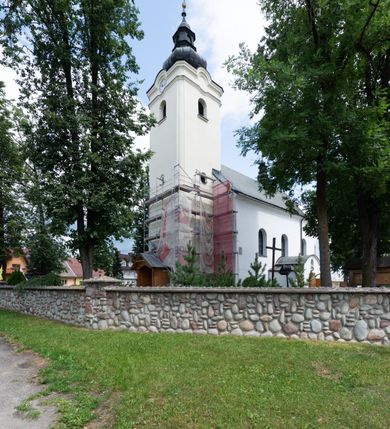 Zdjęcie nr 15: Kościół orientowany, murowany, tynkowany, jednonawowy, z prostokątną, trójprzęsłową nawą oraz węższym jednoprzęsłowym prezbiterium zamkniętym półkoliście, z dużą, prostokątną zakrystią przy północnej ścianie. Od zachodu wieża na planie kwadratu, do południowej ściany nawy dobudowana niewielka kruchta na planie kwadratu. 
Prezbiterium i nawa nakryte sklepieniem żagielkowym na gurtach spływających na pilastry. Otwór tęczowy w formie  arkady. W zachodniej części nawy parapet chóru muzycznego, o wklęsło-wypukłej balustradzie, wsparty na dwóch filarach i dwóch półfilarach, tworząc trzy arkady. Posadzka kamienna. 
Fasada wieżowa, z wejściem na osi w postaci drewnianego portyku nakrytego blaszanym daszkiem dwuspadowym. Wieża smukła, bez podziałów architektonicznych, zakończona dwoma profilowanymi gzymsami, wyłamującymi się na każdej ścianie na kształt łuku odcinkowego. Pomiędzy nimi, na ścianie frontowej tarcza zegarowa. W połowie wysokości wieży, z trzech stron niewielkie okna w formie stojącego prostokąta w okrągłych płycinach. W najwyższej partii ścian, z czterech stron, otwory dzwonne w formie stojącego prostokąta zamkniętego łukiem półkolistym. Wieża zwieńczona hełmem baniastym z latarnią, zakończoną kulą z krzyżem, pokrytym blachą. Elewacje bez podziałów, zakończone profilowanym gzymsem. W południowej cztery otwory okienne w formie stojącego prostokąta zamkniętego łukiem półkolistym, we wschodniej dwa analogiczne, w północnej jedno. 
Nawa i prezbiterium nakryte dachem dwuspadowym, blaszanym. W miejscu połączenia prezbiterium i nawy blaszana wieżyczka na sygnaturkę, z latarnią, zwieńczona hełmem baniastym z krzyżem. Zakrystia nakryta dachem trójspadowym, kruchta dachem falistym. Kościół otoczony niskim murem kamiennym.
