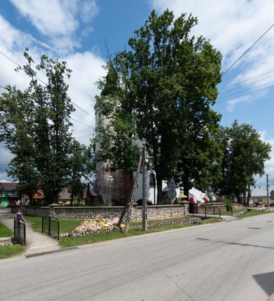 Zdjęcie nr 16: Kościół orientowany, murowany, tynkowany, jednonawowy, z prostokątną, trójprzęsłową nawą oraz węższym jednoprzęsłowym prezbiterium zamkniętym półkoliście, z dużą, prostokątną zakrystią przy północnej ścianie. Od zachodu wieża na planie kwadratu, do południowej ściany nawy dobudowana niewielka kruchta na planie kwadratu. 
Prezbiterium i nawa nakryte sklepieniem żagielkowym na gurtach spływających na pilastry. Otwór tęczowy w formie  arkady. W zachodniej części nawy parapet chóru muzycznego, o wklęsło-wypukłej balustradzie, wsparty na dwóch filarach i dwóch półfilarach, tworząc trzy arkady. Posadzka kamienna. 
Fasada wieżowa, z wejściem na osi w postaci drewnianego portyku nakrytego blaszanym daszkiem dwuspadowym. Wieża smukła, bez podziałów architektonicznych, zakończona dwoma profilowanymi gzymsami, wyłamującymi się na każdej ścianie na kształt łuku odcinkowego. Pomiędzy nimi, na ścianie frontowej tarcza zegarowa. W połowie wysokości wieży, z trzech stron niewielkie okna w formie stojącego prostokąta w okrągłych płycinach. W najwyższej partii ścian, z czterech stron, otwory dzwonne w formie stojącego prostokąta zamkniętego łukiem półkolistym. Wieża zwieńczona hełmem baniastym z latarnią, zakończoną kulą z krzyżem, pokrytym blachą. Elewacje bez podziałów, zakończone profilowanym gzymsem. W południowej cztery otwory okienne w formie stojącego prostokąta zamkniętego łukiem półkolistym, we wschodniej dwa analogiczne, w północnej jedno. 
Nawa i prezbiterium nakryte dachem dwuspadowym, blaszanym. W miejscu połączenia prezbiterium i nawy blaszana wieżyczka na sygnaturkę, z latarnią, zwieńczona hełmem baniastym z krzyżem. Zakrystia nakryta dachem trójspadowym, kruchta dachem falistym. Kościół otoczony niskim murem kamiennym.
