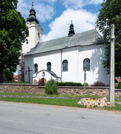 Zdjęcie nr 13: Kościół orientowany, murowany, tynkowany, jednonawowy, z prostokątną, trójprzęsłową nawą oraz węższym jednoprzęsłowym prezbiterium zamkniętym półkoliście, z dużą, prostokątną zakrystią przy północnej ścianie. Od zachodu wieża na planie kwadratu, do południowej ściany nawy dobudowana niewielka kruchta na planie kwadratu. 
Prezbiterium i nawa nakryte sklepieniem żagielkowym na gurtach spływających na pilastry. Otwór tęczowy w formie  arkady. W zachodniej części nawy parapet chóru muzycznego, o wklęsło-wypukłej balustradzie, wsparty na dwóch filarach i dwóch półfilarach, tworząc trzy arkady. Posadzka kamienna. 
Fasada wieżowa, z wejściem na osi w postaci drewnianego portyku nakrytego blaszanym daszkiem dwuspadowym. Wieża smukła, bez podziałów architektonicznych, zakończona dwoma profilowanymi gzymsami, wyłamującymi się na każdej ścianie na kształt łuku odcinkowego. Pomiędzy nimi, na ścianie frontowej tarcza zegarowa. W połowie wysokości wieży, z trzech stron niewielkie okna w formie stojącego prostokąta w okrągłych płycinach. W najwyższej partii ścian, z czterech stron, otwory dzwonne w formie stojącego prostokąta zamkniętego łukiem półkolistym. Wieża zwieńczona hełmem baniastym z latarnią, zakończoną kulą z krzyżem, pokrytym blachą. Elewacje bez podziałów, zakończone profilowanym gzymsem. W południowej cztery otwory okienne w formie stojącego prostokąta zamkniętego łukiem półkolistym, we wschodniej dwa analogiczne, w północnej jedno. 
Nawa i prezbiterium nakryte dachem dwuspadowym, blaszanym. W miejscu połączenia prezbiterium i nawy blaszana wieżyczka na sygnaturkę, z latarnią, zwieńczona hełmem baniastym z krzyżem. Zakrystia nakryta dachem trójspadowym, kruchta dachem falistym. Kościół otoczony niskim murem kamiennym.
