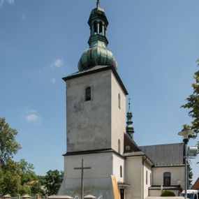 Zdjęcie nr 1: Kościół orientowany, murowany, jednonawowy, z prezbiterium, z zakrystią od północy i nawą z dwiema kaplicami – jedną od południa i drugą od północy. Od południa przylega do niego kruchta, a od zachodu wieża. Prezbiterium jest węższe od nawy, zamknięte wielobocznie, oddziela je tęcza o łuku półkolistym wsparta na pilastrach. Od zachodu chór na dwóch filarach, zamknięty balustradą wysuniętą przed lico w części środkowej i dekorowaną płycinami z umieszczonymi symetrycznie krzyżami łacińskimi. Ściany wnętrza gładkie, brak podziałów pionowych, partię ścian od sklepienia oddziela niebieski gzyms. Dół ścian wyłożony drewnianą boazerią, w prezbiterium kamiennymi płytami. Ściany przeprute oknami – prezbiterium czterema, nawa sześcioma w kształcie stojącego prostokąta zamkniętego łukiem odcinkowym, kolejne w kaplicach; większość wypełniają witraże. Główne wejście przez korpus wieżowy od zachodu, drugie od zakrystii. Elewacje kościoła są gładkie, narożniki podkreślone lizenami, wieża o dwóch kondygnacjach przedzielonych kapnikiem. W pierwszej wejście poniżej okna, od zachodu przypora, w drugiej cztery niewielkie okna. Dach jednokalenicowy, wieżyczka na sygnaturkę o kształcie barokowym, wieża przekryta hełmem baniastym z latarnią. Od zewnątrz, na wschodniej ścianie prezbiterium ogrójec w formie drewnianej altany. Do najstarszych elementów wyposażenia należą ołtarz główny z końca XVII wieku z wizerunkiem Matki Boskiej z Dzieciątkiem oraz osiemnastowieczne ołtarze boczne ustawione w nawie głównej. 