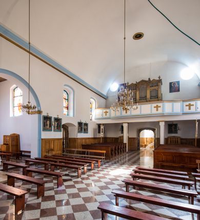 Zdjęcie nr 15: Kościół orientowany, murowany, jednonawowy, z prezbiterium, z zakrystią od północy i nawą z dwiema kaplicami – jedną od południa i drugą od północy. Od południa przylega do niego kruchta, a od zachodu wieża. Prezbiterium jest węższe od nawy, zamknięte wielobocznie, oddziela je tęcza o łuku półkolistym wsparta na pilastrach. Od zachodu chór na dwóch filarach, zamknięty balustradą wysuniętą przed lico w części środkowej i dekorowaną płycinami z umieszczonymi symetrycznie krzyżami łacińskimi. Ściany wnętrza gładkie, brak podziałów pionowych, partię ścian od sklepienia oddziela niebieski gzyms. Dół ścian wyłożony drewnianą boazerią, w prezbiterium kamiennymi płytami. Ściany przeprute oknami – prezbiterium czterema, nawa sześcioma w kształcie stojącego prostokąta zamkniętego łukiem odcinkowym, kolejne w kaplicach; większość wypełniają witraże. Główne wejście przez korpus wieżowy od zachodu, drugie od zakrystii. Elewacje kościoła są gładkie, narożniki podkreślone lizenami, wieża o dwóch kondygnacjach przedzielonych kapnikiem. W pierwszej wejście poniżej okna, od zachodu przypora, w drugiej cztery niewielkie okna. Dach jednokalenicowy, wieżyczka na sygnaturkę o kształcie barokowym, wieża przekryta hełmem baniastym z latarnią. Od zewnątrz, na wschodniej ścianie prezbiterium ogrójec w formie drewnianej altany. Do najstarszych elementów wyposażenia należą ołtarz główny z końca XVII wieku z wizerunkiem Matki Boskiej z Dzieciątkiem oraz osiemnastowieczne ołtarze boczne ustawione w nawie głównej. 