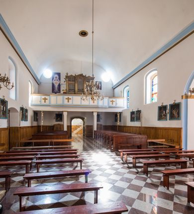 Zdjęcie nr 17: Kościół orientowany, murowany, jednonawowy, z prezbiterium, z zakrystią od północy i nawą z dwiema kaplicami – jedną od południa i drugą od północy. Od południa przylega do niego kruchta, a od zachodu wieża. Prezbiterium jest węższe od nawy, zamknięte wielobocznie, oddziela je tęcza o łuku półkolistym wsparta na pilastrach. Od zachodu chór na dwóch filarach, zamknięty balustradą wysuniętą przed lico w części środkowej i dekorowaną płycinami z umieszczonymi symetrycznie krzyżami łacińskimi. Ściany wnętrza gładkie, brak podziałów pionowych, partię ścian od sklepienia oddziela niebieski gzyms. Dół ścian wyłożony drewnianą boazerią, w prezbiterium kamiennymi płytami. Ściany przeprute oknami – prezbiterium czterema, nawa sześcioma w kształcie stojącego prostokąta zamkniętego łukiem odcinkowym, kolejne w kaplicach; większość wypełniają witraże. Główne wejście przez korpus wieżowy od zachodu, drugie od zakrystii. Elewacje kościoła są gładkie, narożniki podkreślone lizenami, wieża o dwóch kondygnacjach przedzielonych kapnikiem. W pierwszej wejście poniżej okna, od zachodu przypora, w drugiej cztery niewielkie okna. Dach jednokalenicowy, wieżyczka na sygnaturkę o kształcie barokowym, wieża przekryta hełmem baniastym z latarnią. Od zewnątrz, na wschodniej ścianie prezbiterium ogrójec w formie drewnianej altany. Do najstarszych elementów wyposażenia należą ołtarz główny z końca XVII wieku z wizerunkiem Matki Boskiej z Dzieciątkiem oraz osiemnastowieczne ołtarze boczne ustawione w nawie głównej. 