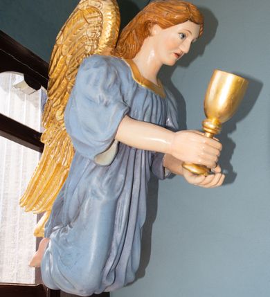 Zdjęcie nr 22: Kościół orientowany, murowany, jednonawowy, z prezbiterium, z zakrystią od północy i nawą z dwiema kaplicami – jedną od południa i drugą od północy. Od południa przylega do niego kruchta, a od zachodu wieża. Prezbiterium jest węższe od nawy, zamknięte wielobocznie, oddziela je tęcza o łuku półkolistym wsparta na pilastrach. Od zachodu chór na dwóch filarach, zamknięty balustradą wysuniętą przed lico w części środkowej i dekorowaną płycinami z umieszczonymi symetrycznie krzyżami łacińskimi. Ściany wnętrza gładkie, brak podziałów pionowych, partię ścian od sklepienia oddziela niebieski gzyms. Dół ścian wyłożony drewnianą boazerią, w prezbiterium kamiennymi płytami. Ściany przeprute oknami – prezbiterium czterema, nawa sześcioma w kształcie stojącego prostokąta zamkniętego łukiem odcinkowym, kolejne w kaplicach; większość wypełniają witraże. Główne wejście przez korpus wieżowy od zachodu, drugie od zakrystii. Elewacje kościoła są gładkie, narożniki podkreślone lizenami, wieża o dwóch kondygnacjach przedzielonych kapnikiem. W pierwszej wejście poniżej okna, od zachodu przypora, w drugiej cztery niewielkie okna. Dach jednokalenicowy, wieżyczka na sygnaturkę o kształcie barokowym, wieża przekryta hełmem baniastym z latarnią. Od zewnątrz, na wschodniej ścianie prezbiterium ogrójec w formie drewnianej altany. Do najstarszych elementów wyposażenia należą ołtarz główny z końca XVII wieku z wizerunkiem Matki Boskiej z Dzieciątkiem oraz osiemnastowieczne ołtarze boczne ustawione w nawie głównej. 