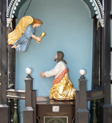 Zdjęcie nr 20: Kościół orientowany, murowany, jednonawowy, z prezbiterium, z zakrystią od północy i nawą z dwiema kaplicami – jedną od południa i drugą od północy. Od południa przylega do niego kruchta, a od zachodu wieża. Prezbiterium jest węższe od nawy, zamknięte wielobocznie, oddziela je tęcza o łuku półkolistym wsparta na pilastrach. Od zachodu chór na dwóch filarach, zamknięty balustradą wysuniętą przed lico w części środkowej i dekorowaną płycinami z umieszczonymi symetrycznie krzyżami łacińskimi. Ściany wnętrza gładkie, brak podziałów pionowych, partię ścian od sklepienia oddziela niebieski gzyms. Dół ścian wyłożony drewnianą boazerią, w prezbiterium kamiennymi płytami. Ściany przeprute oknami – prezbiterium czterema, nawa sześcioma w kształcie stojącego prostokąta zamkniętego łukiem odcinkowym, kolejne w kaplicach; większość wypełniają witraże. Główne wejście przez korpus wieżowy od zachodu, drugie od zakrystii. Elewacje kościoła są gładkie, narożniki podkreślone lizenami, wieża o dwóch kondygnacjach przedzielonych kapnikiem. W pierwszej wejście poniżej okna, od zachodu przypora, w drugiej cztery niewielkie okna. Dach jednokalenicowy, wieżyczka na sygnaturkę o kształcie barokowym, wieża przekryta hełmem baniastym z latarnią. Od zewnątrz, na wschodniej ścianie prezbiterium ogrójec w formie drewnianej altany. Do najstarszych elementów wyposażenia należą ołtarz główny z końca XVII wieku z wizerunkiem Matki Boskiej z Dzieciątkiem oraz osiemnastowieczne ołtarze boczne ustawione w nawie głównej. 