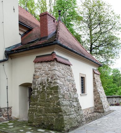 Zdjęcie nr 34: Kościół ceglany, jednonawowy z transeptem. Nawa artykułowana półfilarami i półkolumnami przechodzącymi w gurty sklepienia kolebkowego z lunetami w nawie głównej i żaglowego na przecięciu naw. Na ścianach polichromia na cegle, gurty podkreślone pasami wzorów geometrycznych, sklepienie niebieskie. W nawie i prezbiterium okna w formie biforiów, w transepcie w kształcie stojącego prostokąta zamkniętego łukiem pełnym, z maswerkami, w chórze węższe, zamknięte łukiem ostrym, dwudzielne z rozetą oraz biforia; główne wejście na osi. Chór muzyczny wsparty na masywnych filarach i kolumnach o kapitelach kostkowych z kamiennym parapetem ozdobionym fryzem arkadkowym. Na osi wieloplanowej fasady potężna, trójkondygnacyjna wieża. W pierwszej kondygnacji, po schodach wejście w formie łuku pełnego z drzwiami w formie stojącego prostokąta zamkniętego łukiem dwuramiennym. Obramienie wejścia kamienne, flankowane kolumnami z kostkowymi kapitelami, ze szczytem z chrystogramem. Całość wtopiona w szerszy szczyt, w zwieńczeniu którego rozeta. W trzeciej kondygnacji, zakomponowanej na drugim planie, okno w kształcie stojącego prostokąta zamkniętego łukiem pełnym, dwudzielne z rozetą. Nad nim rzeźba ukrzyżowanego Chrystusa, a w czterech narożach, na konsolach figury św. Stanisława biskupa, św. Stanisława Kostki, św. Jana Kantego i św. Kazimierza Jagiellończyka wykonane z kamienia pińczowskiego przez krakowskiego rzeźbiarza Władysława Druciaka. Wieżę flankują dwie mniejsze, również trójkondygnacyjne wieżyczki dołem czworoboczne, przechodzące w ośmiobok przepruty małymi, prostokątnymi oknami w dwóch niższych kondygnacjach i takimi samymi, naprzemiennie z biforiami w najwyższej. Elewacje transeptu z ogromnymi oknami dekorowanymi maswerkiem, zamknięte trójkątnymi szczytami. Elewacje zewnętrzne z wielobarwnej cegły – w większości ciemnej, dekorowanej na dwóch lub trzech poziomach pasami. Na poziomie pierwszej kondygnacji z jasnej cegły między pasami kamienia, poniżej linii dachu ze wzorem geometrycznym między pasami kamienia, w szczytach jasnym wzorem geometrycznym; chór dekorują blendy arkadkowe. Elewacje opinają ceglane szkarpy, w obejściu zwieńczone kamiennymi kapliczkami. Dachy nawy i transeptu dwuspadowe, dekorowane mozaiką geometryczną, wieloboczna kaplica z dachem sześciokątnym zwieńczonym barokową w kształcie wieżyczką na sygnaturkę, obejście pulpitowym. Do kaplicy przylega przełączka łącząca nowy kościół ze starym.  

Z wyposażenia kościoła na uwagę zasługują obraz Matki Boskiej Suskiej i dwie rzeźby (św. Łukasza i św. Jana Ewangelisty) przeniesione z ołtarza bocznego starego kościoła ustawione na ołtarzu głównym. Sam ołtarz główny (1912) wykonany został przez Antoniego Madeyskiego w Rzymie według rysunków Zygmunta Hendla. Madeyski wykorzystał do wzniesienia ołtarza rzadkie gatunki marmurów z rozebranego starochrześcijańskiego kościoła włoskiego. Niestety przerobiono go i zubożono w 1988 roku. Antoni Madeyski wykonał również tabernakulum, mensę ołtarzową, pulpit oraz chrzcielnicę. Teodor Talowski, architekt, zaprojektował również w 1901 roku ambonę z baldachimem. Zygmunt Hendel zaprojektował, prócz ołtarza głównego, ołtarz boczny św. Józefa i męki Pańskiej (1927). Franciszek Mączyński wykonał figurę Serca Pana Jezusa w latach 1914-1915. Za ołtarzem ze sceną Nawiedzenia widoczne są witraże według kartonów Zdzisława Giedliczki, w prezbiterium ze sceną Zesłania Ducha Świętego i postaciami Matki Boskiej Ostrobramskiej i św. Aleksandra.