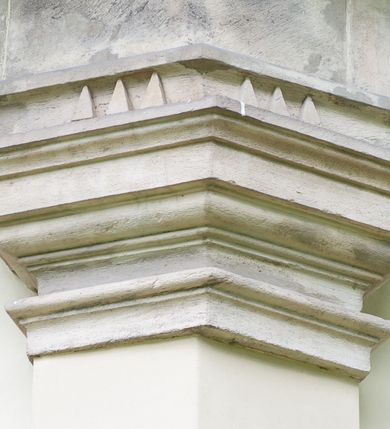 Zdjęcie nr 78: Kościół ceglany, jednonawowy z transeptem. Nawa artykułowana półfilarami i półkolumnami przechodzącymi w gurty sklepienia kolebkowego z lunetami w nawie głównej i żaglowego na przecięciu naw. Na ścianach polichromia na cegle, gurty podkreślone pasami wzorów geometrycznych, sklepienie niebieskie. W nawie i prezbiterium okna w formie biforiów, w transepcie w kształcie stojącego prostokąta zamkniętego łukiem pełnym, z maswerkami, w chórze węższe, zamknięte łukiem ostrym, dwudzielne z rozetą oraz biforia; główne wejście na osi. Chór muzyczny wsparty na masywnych filarach i kolumnach o kapitelach kostkowych z kamiennym parapetem ozdobionym fryzem arkadkowym. Na osi wieloplanowej fasady potężna, trójkondygnacyjna wieża. W pierwszej kondygnacji, po schodach wejście w formie łuku pełnego z drzwiami w formie stojącego prostokąta zamkniętego łukiem dwuramiennym. Obramienie wejścia kamienne, flankowane kolumnami z kostkowymi kapitelami, ze szczytem z chrystogramem. Całość wtopiona w szerszy szczyt, w zwieńczeniu którego rozeta. W trzeciej kondygnacji, zakomponowanej na drugim planie, okno w kształcie stojącego prostokąta zamkniętego łukiem pełnym, dwudzielne z rozetą. Nad nim rzeźba ukrzyżowanego Chrystusa, a w czterech narożach, na konsolach figury św. Stanisława biskupa, św. Stanisława Kostki, św. Jana Kantego i św. Kazimierza Jagiellończyka wykonane z kamienia pińczowskiego przez krakowskiego rzeźbiarza Władysława Druciaka. Wieżę flankują dwie mniejsze, również trójkondygnacyjne wieżyczki dołem czworoboczne, przechodzące w ośmiobok przepruty małymi, prostokątnymi oknami w dwóch niższych kondygnacjach i takimi samymi, naprzemiennie z biforiami w najwyższej. Elewacje transeptu z ogromnymi oknami dekorowanymi maswerkiem, zamknięte trójkątnymi szczytami. Elewacje zewnętrzne z wielobarwnej cegły – w większości ciemnej, dekorowanej na dwóch lub trzech poziomach pasami. Na poziomie pierwszej kondygnacji z jasnej cegły między pasami kamienia, poniżej linii dachu ze wzorem geometrycznym między pasami kamienia, w szczytach jasnym wzorem geometrycznym; chór dekorują blendy arkadkowe. Elewacje opinają ceglane szkarpy, w obejściu zwieńczone kamiennymi kapliczkami. Dachy nawy i transeptu dwuspadowe, dekorowane mozaiką geometryczną, wieloboczna kaplica z dachem sześciokątnym zwieńczonym barokową w kształcie wieżyczką na sygnaturkę, obejście pulpitowym. Do kaplicy przylega przełączka łącząca nowy kościół ze starym.  

Z wyposażenia kościoła na uwagę zasługują obraz Matki Boskiej Suskiej i dwie rzeźby (św. Łukasza i św. Jana Ewangelisty) przeniesione z ołtarza bocznego starego kościoła ustawione na ołtarzu głównym. Sam ołtarz główny (1912) wykonany został przez Antoniego Madeyskiego w Rzymie według rysunków Zygmunta Hendla. Madeyski wykorzystał do wzniesienia ołtarza rzadkie gatunki marmurów z rozebranego starochrześcijańskiego kościoła włoskiego. Niestety przerobiono go i zubożono w 1988 roku. Antoni Madeyski wykonał również tabernakulum, mensę ołtarzową, pulpit oraz chrzcielnicę. Teodor Talowski, architekt, zaprojektował również w 1901 roku ambonę z baldachimem. Zygmunt Hendel zaprojektował, prócz ołtarza głównego, ołtarz boczny św. Józefa i męki Pańskiej (1927). Franciszek Mączyński wykonał figurę Serca Pana Jezusa w latach 1914-1915. Za ołtarzem ze sceną Nawiedzenia widoczne są witraże według kartonów Zdzisława Giedliczki, w prezbiterium ze sceną Zesłania Ducha Świętego i postaciami Matki Boskiej Ostrobramskiej i św. Aleksandra.