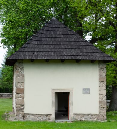 Zdjęcie nr 42: Kościół ceglany, jednonawowy z transeptem. Nawa artykułowana półfilarami i półkolumnami przechodzącymi w gurty sklepienia kolebkowego z lunetami w nawie głównej i żaglowego na przecięciu naw. Na ścianach polichromia na cegle, gurty podkreślone pasami wzorów geometrycznych, sklepienie niebieskie. W nawie i prezbiterium okna w formie biforiów, w transepcie w kształcie stojącego prostokąta zamkniętego łukiem pełnym, z maswerkami, w chórze węższe, zamknięte łukiem ostrym, dwudzielne z rozetą oraz biforia; główne wejście na osi. Chór muzyczny wsparty na masywnych filarach i kolumnach o kapitelach kostkowych z kamiennym parapetem ozdobionym fryzem arkadkowym. Na osi wieloplanowej fasady potężna, trójkondygnacyjna wieża. W pierwszej kondygnacji, po schodach wejście w formie łuku pełnego z drzwiami w formie stojącego prostokąta zamkniętego łukiem dwuramiennym. Obramienie wejścia kamienne, flankowane kolumnami z kostkowymi kapitelami, ze szczytem z chrystogramem. Całość wtopiona w szerszy szczyt, w zwieńczeniu którego rozeta. W trzeciej kondygnacji, zakomponowanej na drugim planie, okno w kształcie stojącego prostokąta zamkniętego łukiem pełnym, dwudzielne z rozetą. Nad nim rzeźba ukrzyżowanego Chrystusa, a w czterech narożach, na konsolach figury św. Stanisława biskupa, św. Stanisława Kostki, św. Jana Kantego i św. Kazimierza Jagiellończyka wykonane z kamienia pińczowskiego przez krakowskiego rzeźbiarza Władysława Druciaka. Wieżę flankują dwie mniejsze, również trójkondygnacyjne wieżyczki dołem czworoboczne, przechodzące w ośmiobok przepruty małymi, prostokątnymi oknami w dwóch niższych kondygnacjach i takimi samymi, naprzemiennie z biforiami w najwyższej. Elewacje transeptu z ogromnymi oknami dekorowanymi maswerkiem, zamknięte trójkątnymi szczytami. Elewacje zewnętrzne z wielobarwnej cegły – w większości ciemnej, dekorowanej na dwóch lub trzech poziomach pasami. Na poziomie pierwszej kondygnacji z jasnej cegły między pasami kamienia, poniżej linii dachu ze wzorem geometrycznym między pasami kamienia, w szczytach jasnym wzorem geometrycznym; chór dekorują blendy arkadkowe. Elewacje opinają ceglane szkarpy, w obejściu zwieńczone kamiennymi kapliczkami. Dachy nawy i transeptu dwuspadowe, dekorowane mozaiką geometryczną, wieloboczna kaplica z dachem sześciokątnym zwieńczonym barokową w kształcie wieżyczką na sygnaturkę, obejście pulpitowym. Do kaplicy przylega przełączka łącząca nowy kościół ze starym.  

Z wyposażenia kościoła na uwagę zasługują obraz Matki Boskiej Suskiej i dwie rzeźby (św. Łukasza i św. Jana Ewangelisty) przeniesione z ołtarza bocznego starego kościoła ustawione na ołtarzu głównym. Sam ołtarz główny (1912) wykonany został przez Antoniego Madeyskiego w Rzymie według rysunków Zygmunta Hendla. Madeyski wykorzystał do wzniesienia ołtarza rzadkie gatunki marmurów z rozebranego starochrześcijańskiego kościoła włoskiego. Niestety przerobiono go i zubożono w 1988 roku. Antoni Madeyski wykonał również tabernakulum, mensę ołtarzową, pulpit oraz chrzcielnicę. Teodor Talowski, architekt, zaprojektował również w 1901 roku ambonę z baldachimem. Zygmunt Hendel zaprojektował, prócz ołtarza głównego, ołtarz boczny św. Józefa i męki Pańskiej (1927). Franciszek Mączyński wykonał figurę Serca Pana Jezusa w latach 1914-1915. Za ołtarzem ze sceną Nawiedzenia widoczne są witraże według kartonów Zdzisława Giedliczki, w prezbiterium ze sceną Zesłania Ducha Świętego i postaciami Matki Boskiej Ostrobramskiej i św. Aleksandra.