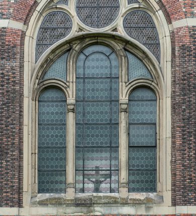 Zdjęcie nr 56: Kościół ceglany, jednonawowy z transeptem. Nawa artykułowana półfilarami i półkolumnami przechodzącymi w gurty sklepienia kolebkowego z lunetami w nawie głównej i żaglowego na przecięciu naw. Na ścianach polichromia na cegle, gurty podkreślone pasami wzorów geometrycznych, sklepienie niebieskie. W nawie i prezbiterium okna w formie biforiów, w transepcie w kształcie stojącego prostokąta zamkniętego łukiem pełnym, z maswerkami, w chórze węższe, zamknięte łukiem ostrym, dwudzielne z rozetą oraz biforia; główne wejście na osi. Chór muzyczny wsparty na masywnych filarach i kolumnach o kapitelach kostkowych z kamiennym parapetem ozdobionym fryzem arkadkowym. Na osi wieloplanowej fasady potężna, trójkondygnacyjna wieża. W pierwszej kondygnacji, po schodach wejście w formie łuku pełnego z drzwiami w formie stojącego prostokąta zamkniętego łukiem dwuramiennym. Obramienie wejścia kamienne, flankowane kolumnami z kostkowymi kapitelami, ze szczytem z chrystogramem. Całość wtopiona w szerszy szczyt, w zwieńczeniu którego rozeta. W trzeciej kondygnacji, zakomponowanej na drugim planie, okno w kształcie stojącego prostokąta zamkniętego łukiem pełnym, dwudzielne z rozetą. Nad nim rzeźba ukrzyżowanego Chrystusa, a w czterech narożach, na konsolach figury św. Stanisława biskupa, św. Stanisława Kostki, św. Jana Kantego i św. Kazimierza Jagiellończyka wykonane z kamienia pińczowskiego przez krakowskiego rzeźbiarza Władysława Druciaka. Wieżę flankują dwie mniejsze, również trójkondygnacyjne wieżyczki dołem czworoboczne, przechodzące w ośmiobok przepruty małymi, prostokątnymi oknami w dwóch niższych kondygnacjach i takimi samymi, naprzemiennie z biforiami w najwyższej. Elewacje transeptu z ogromnymi oknami dekorowanymi maswerkiem, zamknięte trójkątnymi szczytami. Elewacje zewnętrzne z wielobarwnej cegły – w większości ciemnej, dekorowanej na dwóch lub trzech poziomach pasami. Na poziomie pierwszej kondygnacji z jasnej cegły między pasami kamienia, poniżej linii dachu ze wzorem geometrycznym między pasami kamienia, w szczytach jasnym wzorem geometrycznym; chór dekorują blendy arkadkowe. Elewacje opinają ceglane szkarpy, w obejściu zwieńczone kamiennymi kapliczkami. Dachy nawy i transeptu dwuspadowe, dekorowane mozaiką geometryczną, wieloboczna kaplica z dachem sześciokątnym zwieńczonym barokową w kształcie wieżyczką na sygnaturkę, obejście pulpitowym. Do kaplicy przylega przełączka łącząca nowy kościół ze starym.  

Z wyposażenia kościoła na uwagę zasługują obraz Matki Boskiej Suskiej i dwie rzeźby (św. Łukasza i św. Jana Ewangelisty) przeniesione z ołtarza bocznego starego kościoła ustawione na ołtarzu głównym. Sam ołtarz główny (1912) wykonany został przez Antoniego Madeyskiego w Rzymie według rysunków Zygmunta Hendla. Madeyski wykorzystał do wzniesienia ołtarza rzadkie gatunki marmurów z rozebranego starochrześcijańskiego kościoła włoskiego. Niestety przerobiono go i zubożono w 1988 roku. Antoni Madeyski wykonał również tabernakulum, mensę ołtarzową, pulpit oraz chrzcielnicę. Teodor Talowski, architekt, zaprojektował również w 1901 roku ambonę z baldachimem. Zygmunt Hendel zaprojektował, prócz ołtarza głównego, ołtarz boczny św. Józefa i męki Pańskiej (1927). Franciszek Mączyński wykonał figurę Serca Pana Jezusa w latach 1914-1915. Za ołtarzem ze sceną Nawiedzenia widoczne są witraże według kartonów Zdzisława Giedliczki, w prezbiterium ze sceną Zesłania Ducha Świętego i postaciami Matki Boskiej Ostrobramskiej i św. Aleksandra.