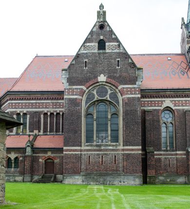 Zdjęcie nr 17: Kościół ceglany, jednonawowy z transeptem. Nawa artykułowana półfilarami i półkolumnami przechodzącymi w gurty sklepienia kolebkowego z lunetami w nawie głównej i żaglowego na przecięciu naw. Na ścianach polichromia na cegle, gurty podkreślone pasami wzorów geometrycznych, sklepienie niebieskie. W nawie i prezbiterium okna w formie biforiów, w transepcie w kształcie stojącego prostokąta zamkniętego łukiem pełnym, z maswerkami, w chórze węższe, zamknięte łukiem ostrym, dwudzielne z rozetą oraz biforia; główne wejście na osi. Chór muzyczny wsparty na masywnych filarach i kolumnach o kapitelach kostkowych z kamiennym parapetem ozdobionym fryzem arkadkowym. Na osi wieloplanowej fasady potężna, trójkondygnacyjna wieża. W pierwszej kondygnacji, po schodach wejście w formie łuku pełnego z drzwiami w formie stojącego prostokąta zamkniętego łukiem dwuramiennym. Obramienie wejścia kamienne, flankowane kolumnami z kostkowymi kapitelami, ze szczytem z chrystogramem. Całość wtopiona w szerszy szczyt, w zwieńczeniu którego rozeta. W trzeciej kondygnacji, zakomponowanej na drugim planie, okno w kształcie stojącego prostokąta zamkniętego łukiem pełnym, dwudzielne z rozetą. Nad nim rzeźba ukrzyżowanego Chrystusa, a w czterech narożach, na konsolach figury św. Stanisława biskupa, św. Stanisława Kostki, św. Jana Kantego i św. Kazimierza Jagiellończyka wykonane z kamienia pińczowskiego przez krakowskiego rzeźbiarza Władysława Druciaka. Wieżę flankują dwie mniejsze, również trójkondygnacyjne wieżyczki dołem czworoboczne, przechodzące w ośmiobok przepruty małymi, prostokątnymi oknami w dwóch niższych kondygnacjach i takimi samymi, naprzemiennie z biforiami w najwyższej. Elewacje transeptu z ogromnymi oknami dekorowanymi maswerkiem, zamknięte trójkątnymi szczytami. Elewacje zewnętrzne z wielobarwnej cegły – w większości ciemnej, dekorowanej na dwóch lub trzech poziomach pasami. Na poziomie pierwszej kondygnacji z jasnej cegły między pasami kamienia, poniżej linii dachu ze wzorem geometrycznym między pasami kamienia, w szczytach jasnym wzorem geometrycznym; chór dekorują blendy arkadkowe. Elewacje opinają ceglane szkarpy, w obejściu zwieńczone kamiennymi kapliczkami. Dachy nawy i transeptu dwuspadowe, dekorowane mozaiką geometryczną, wieloboczna kaplica z dachem sześciokątnym zwieńczonym barokową w kształcie wieżyczką na sygnaturkę, obejście pulpitowym. Do kaplicy przylega przełączka łącząca nowy kościół ze starym.  

Z wyposażenia kościoła na uwagę zasługują obraz Matki Boskiej Suskiej i dwie rzeźby (św. Łukasza i św. Jana Ewangelisty) przeniesione z ołtarza bocznego starego kościoła ustawione na ołtarzu głównym. Sam ołtarz główny (1912) wykonany został przez Antoniego Madeyskiego w Rzymie według rysunków Zygmunta Hendla. Madeyski wykorzystał do wzniesienia ołtarza rzadkie gatunki marmurów z rozebranego starochrześcijańskiego kościoła włoskiego. Niestety przerobiono go i zubożono w 1988 roku. Antoni Madeyski wykonał również tabernakulum, mensę ołtarzową, pulpit oraz chrzcielnicę. Teodor Talowski, architekt, zaprojektował również w 1901 roku ambonę z baldachimem. Zygmunt Hendel zaprojektował, prócz ołtarza głównego, ołtarz boczny św. Józefa i męki Pańskiej (1927). Franciszek Mączyński wykonał figurę Serca Pana Jezusa w latach 1914-1915. Za ołtarzem ze sceną Nawiedzenia widoczne są witraże według kartonów Zdzisława Giedliczki, w prezbiterium ze sceną Zesłania Ducha Świętego i postaciami Matki Boskiej Ostrobramskiej i św. Aleksandra.