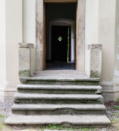 Zdjęcie nr 46: Kościół ceglany, jednonawowy z transeptem. Nawa artykułowana półfilarami i półkolumnami przechodzącymi w gurty sklepienia kolebkowego z lunetami w nawie głównej i żaglowego na przecięciu naw. Na ścianach polichromia na cegle, gurty podkreślone pasami wzorów geometrycznych, sklepienie niebieskie. W nawie i prezbiterium okna w formie biforiów, w transepcie w kształcie stojącego prostokąta zamkniętego łukiem pełnym, z maswerkami, w chórze węższe, zamknięte łukiem ostrym, dwudzielne z rozetą oraz biforia; główne wejście na osi. Chór muzyczny wsparty na masywnych filarach i kolumnach o kapitelach kostkowych z kamiennym parapetem ozdobionym fryzem arkadkowym. Na osi wieloplanowej fasady potężna, trójkondygnacyjna wieża. W pierwszej kondygnacji, po schodach wejście w formie łuku pełnego z drzwiami w formie stojącego prostokąta zamkniętego łukiem dwuramiennym. Obramienie wejścia kamienne, flankowane kolumnami z kostkowymi kapitelami, ze szczytem z chrystogramem. Całość wtopiona w szerszy szczyt, w zwieńczeniu którego rozeta. W trzeciej kondygnacji, zakomponowanej na drugim planie, okno w kształcie stojącego prostokąta zamkniętego łukiem pełnym, dwudzielne z rozetą. Nad nim rzeźba ukrzyżowanego Chrystusa, a w czterech narożach, na konsolach figury św. Stanisława biskupa, św. Stanisława Kostki, św. Jana Kantego i św. Kazimierza Jagiellończyka wykonane z kamienia pińczowskiego przez krakowskiego rzeźbiarza Władysława Druciaka. Wieżę flankują dwie mniejsze, również trójkondygnacyjne wieżyczki dołem czworoboczne, przechodzące w ośmiobok przepruty małymi, prostokątnymi oknami w dwóch niższych kondygnacjach i takimi samymi, naprzemiennie z biforiami w najwyższej. Elewacje transeptu z ogromnymi oknami dekorowanymi maswerkiem, zamknięte trójkątnymi szczytami. Elewacje zewnętrzne z wielobarwnej cegły – w większości ciemnej, dekorowanej na dwóch lub trzech poziomach pasami. Na poziomie pierwszej kondygnacji z jasnej cegły między pasami kamienia, poniżej linii dachu ze wzorem geometrycznym między pasami kamienia, w szczytach jasnym wzorem geometrycznym; chór dekorują blendy arkadkowe. Elewacje opinają ceglane szkarpy, w obejściu zwieńczone kamiennymi kapliczkami. Dachy nawy i transeptu dwuspadowe, dekorowane mozaiką geometryczną, wieloboczna kaplica z dachem sześciokątnym zwieńczonym barokową w kształcie wieżyczką na sygnaturkę, obejście pulpitowym. Do kaplicy przylega przełączka łącząca nowy kościół ze starym.  

Z wyposażenia kościoła na uwagę zasługują obraz Matki Boskiej Suskiej i dwie rzeźby (św. Łukasza i św. Jana Ewangelisty) przeniesione z ołtarza bocznego starego kościoła ustawione na ołtarzu głównym. Sam ołtarz główny (1912) wykonany został przez Antoniego Madeyskiego w Rzymie według rysunków Zygmunta Hendla. Madeyski wykorzystał do wzniesienia ołtarza rzadkie gatunki marmurów z rozebranego starochrześcijańskiego kościoła włoskiego. Niestety przerobiono go i zubożono w 1988 roku. Antoni Madeyski wykonał również tabernakulum, mensę ołtarzową, pulpit oraz chrzcielnicę. Teodor Talowski, architekt, zaprojektował również w 1901 roku ambonę z baldachimem. Zygmunt Hendel zaprojektował, prócz ołtarza głównego, ołtarz boczny św. Józefa i męki Pańskiej (1927). Franciszek Mączyński wykonał figurę Serca Pana Jezusa w latach 1914-1915. Za ołtarzem ze sceną Nawiedzenia widoczne są witraże według kartonów Zdzisława Giedliczki, w prezbiterium ze sceną Zesłania Ducha Świętego i postaciami Matki Boskiej Ostrobramskiej i św. Aleksandra.