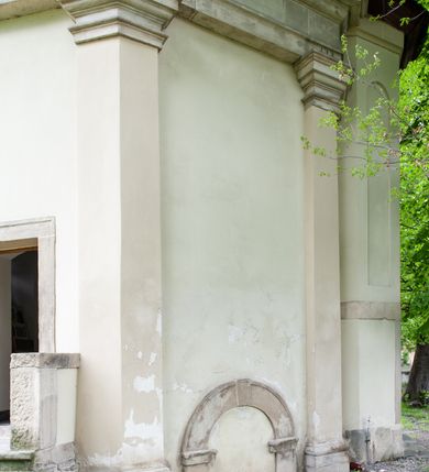 Zdjęcie nr 47: Kościół ceglany, jednonawowy z transeptem. Nawa artykułowana półfilarami i półkolumnami przechodzącymi w gurty sklepienia kolebkowego z lunetami w nawie głównej i żaglowego na przecięciu naw. Na ścianach polichromia na cegle, gurty podkreślone pasami wzorów geometrycznych, sklepienie niebieskie. W nawie i prezbiterium okna w formie biforiów, w transepcie w kształcie stojącego prostokąta zamkniętego łukiem pełnym, z maswerkami, w chórze węższe, zamknięte łukiem ostrym, dwudzielne z rozetą oraz biforia; główne wejście na osi. Chór muzyczny wsparty na masywnych filarach i kolumnach o kapitelach kostkowych z kamiennym parapetem ozdobionym fryzem arkadkowym. Na osi wieloplanowej fasady potężna, trójkondygnacyjna wieża. W pierwszej kondygnacji, po schodach wejście w formie łuku pełnego z drzwiami w formie stojącego prostokąta zamkniętego łukiem dwuramiennym. Obramienie wejścia kamienne, flankowane kolumnami z kostkowymi kapitelami, ze szczytem z chrystogramem. Całość wtopiona w szerszy szczyt, w zwieńczeniu którego rozeta. W trzeciej kondygnacji, zakomponowanej na drugim planie, okno w kształcie stojącego prostokąta zamkniętego łukiem pełnym, dwudzielne z rozetą. Nad nim rzeźba ukrzyżowanego Chrystusa, a w czterech narożach, na konsolach figury św. Stanisława biskupa, św. Stanisława Kostki, św. Jana Kantego i św. Kazimierza Jagiellończyka wykonane z kamienia pińczowskiego przez krakowskiego rzeźbiarza Władysława Druciaka. Wieżę flankują dwie mniejsze, również trójkondygnacyjne wieżyczki dołem czworoboczne, przechodzące w ośmiobok przepruty małymi, prostokątnymi oknami w dwóch niższych kondygnacjach i takimi samymi, naprzemiennie z biforiami w najwyższej. Elewacje transeptu z ogromnymi oknami dekorowanymi maswerkiem, zamknięte trójkątnymi szczytami. Elewacje zewnętrzne z wielobarwnej cegły – w większości ciemnej, dekorowanej na dwóch lub trzech poziomach pasami. Na poziomie pierwszej kondygnacji z jasnej cegły między pasami kamienia, poniżej linii dachu ze wzorem geometrycznym między pasami kamienia, w szczytach jasnym wzorem geometrycznym; chór dekorują blendy arkadkowe. Elewacje opinają ceglane szkarpy, w obejściu zwieńczone kamiennymi kapliczkami. Dachy nawy i transeptu dwuspadowe, dekorowane mozaiką geometryczną, wieloboczna kaplica z dachem sześciokątnym zwieńczonym barokową w kształcie wieżyczką na sygnaturkę, obejście pulpitowym. Do kaplicy przylega przełączka łącząca nowy kościół ze starym.  

Z wyposażenia kościoła na uwagę zasługują obraz Matki Boskiej Suskiej i dwie rzeźby (św. Łukasza i św. Jana Ewangelisty) przeniesione z ołtarza bocznego starego kościoła ustawione na ołtarzu głównym. Sam ołtarz główny (1912) wykonany został przez Antoniego Madeyskiego w Rzymie według rysunków Zygmunta Hendla. Madeyski wykorzystał do wzniesienia ołtarza rzadkie gatunki marmurów z rozebranego starochrześcijańskiego kościoła włoskiego. Niestety przerobiono go i zubożono w 1988 roku. Antoni Madeyski wykonał również tabernakulum, mensę ołtarzową, pulpit oraz chrzcielnicę. Teodor Talowski, architekt, zaprojektował również w 1901 roku ambonę z baldachimem. Zygmunt Hendel zaprojektował, prócz ołtarza głównego, ołtarz boczny św. Józefa i męki Pańskiej (1927). Franciszek Mączyński wykonał figurę Serca Pana Jezusa w latach 1914-1915. Za ołtarzem ze sceną Nawiedzenia widoczne są witraże według kartonów Zdzisława Giedliczki, w prezbiterium ze sceną Zesłania Ducha Świętego i postaciami Matki Boskiej Ostrobramskiej i św. Aleksandra.