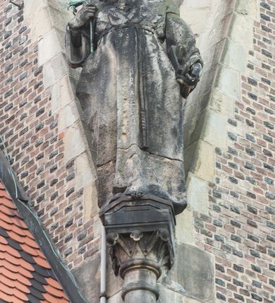 Zdjęcie nr 48: Kościół ceglany, jednonawowy z transeptem. Nawa artykułowana półfilarami i półkolumnami przechodzącymi w gurty sklepienia kolebkowego z lunetami w nawie głównej i żaglowego na przecięciu naw. Na ścianach polichromia na cegle, gurty podkreślone pasami wzorów geometrycznych, sklepienie niebieskie. W nawie i prezbiterium okna w formie biforiów, w transepcie w kształcie stojącego prostokąta zamkniętego łukiem pełnym, z maswerkami, w chórze węższe, zamknięte łukiem ostrym, dwudzielne z rozetą oraz biforia; główne wejście na osi. Chór muzyczny wsparty na masywnych filarach i kolumnach o kapitelach kostkowych z kamiennym parapetem ozdobionym fryzem arkadkowym. Na osi wieloplanowej fasady potężna, trójkondygnacyjna wieża. W pierwszej kondygnacji, po schodach wejście w formie łuku pełnego z drzwiami w formie stojącego prostokąta zamkniętego łukiem dwuramiennym. Obramienie wejścia kamienne, flankowane kolumnami z kostkowymi kapitelami, ze szczytem z chrystogramem. Całość wtopiona w szerszy szczyt, w zwieńczeniu którego rozeta. W trzeciej kondygnacji, zakomponowanej na drugim planie, okno w kształcie stojącego prostokąta zamkniętego łukiem pełnym, dwudzielne z rozetą. Nad nim rzeźba ukrzyżowanego Chrystusa, a w czterech narożach, na konsolach figury św. Stanisława biskupa, św. Stanisława Kostki, św. Jana Kantego i św. Kazimierza Jagiellończyka wykonane z kamienia pińczowskiego przez krakowskiego rzeźbiarza Władysława Druciaka. Wieżę flankują dwie mniejsze, również trójkondygnacyjne wieżyczki dołem czworoboczne, przechodzące w ośmiobok przepruty małymi, prostokątnymi oknami w dwóch niższych kondygnacjach i takimi samymi, naprzemiennie z biforiami w najwyższej. Elewacje transeptu z ogromnymi oknami dekorowanymi maswerkiem, zamknięte trójkątnymi szczytami. Elewacje zewnętrzne z wielobarwnej cegły – w większości ciemnej, dekorowanej na dwóch lub trzech poziomach pasami. Na poziomie pierwszej kondygnacji z jasnej cegły między pasami kamienia, poniżej linii dachu ze wzorem geometrycznym między pasami kamienia, w szczytach jasnym wzorem geometrycznym; chór dekorują blendy arkadkowe. Elewacje opinają ceglane szkarpy, w obejściu zwieńczone kamiennymi kapliczkami. Dachy nawy i transeptu dwuspadowe, dekorowane mozaiką geometryczną, wieloboczna kaplica z dachem sześciokątnym zwieńczonym barokową w kształcie wieżyczką na sygnaturkę, obejście pulpitowym. Do kaplicy przylega przełączka łącząca nowy kościół ze starym.  

Z wyposażenia kościoła na uwagę zasługują obraz Matki Boskiej Suskiej i dwie rzeźby (św. Łukasza i św. Jana Ewangelisty) przeniesione z ołtarza bocznego starego kościoła ustawione na ołtarzu głównym. Sam ołtarz główny (1912) wykonany został przez Antoniego Madeyskiego w Rzymie według rysunków Zygmunta Hendla. Madeyski wykorzystał do wzniesienia ołtarza rzadkie gatunki marmurów z rozebranego starochrześcijańskiego kościoła włoskiego. Niestety przerobiono go i zubożono w 1988 roku. Antoni Madeyski wykonał również tabernakulum, mensę ołtarzową, pulpit oraz chrzcielnicę. Teodor Talowski, architekt, zaprojektował również w 1901 roku ambonę z baldachimem. Zygmunt Hendel zaprojektował, prócz ołtarza głównego, ołtarz boczny św. Józefa i męki Pańskiej (1927). Franciszek Mączyński wykonał figurę Serca Pana Jezusa w latach 1914-1915. Za ołtarzem ze sceną Nawiedzenia widoczne są witraże według kartonów Zdzisława Giedliczki, w prezbiterium ze sceną Zesłania Ducha Świętego i postaciami Matki Boskiej Ostrobramskiej i św. Aleksandra.