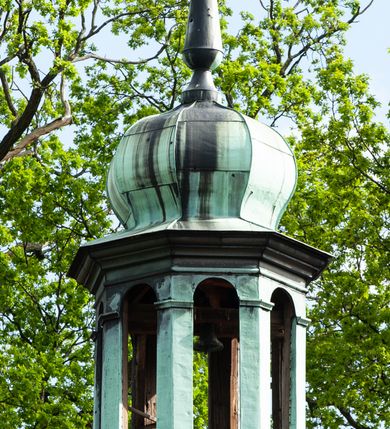 Zdjęcie nr 49: Kościół ceglany, jednonawowy z transeptem. Nawa artykułowana półfilarami i półkolumnami przechodzącymi w gurty sklepienia kolebkowego z lunetami w nawie głównej i żaglowego na przecięciu naw. Na ścianach polichromia na cegle, gurty podkreślone pasami wzorów geometrycznych, sklepienie niebieskie. W nawie i prezbiterium okna w formie biforiów, w transepcie w kształcie stojącego prostokąta zamkniętego łukiem pełnym, z maswerkami, w chórze węższe, zamknięte łukiem ostrym, dwudzielne z rozetą oraz biforia; główne wejście na osi. Chór muzyczny wsparty na masywnych filarach i kolumnach o kapitelach kostkowych z kamiennym parapetem ozdobionym fryzem arkadkowym. Na osi wieloplanowej fasady potężna, trójkondygnacyjna wieża. W pierwszej kondygnacji, po schodach wejście w formie łuku pełnego z drzwiami w formie stojącego prostokąta zamkniętego łukiem dwuramiennym. Obramienie wejścia kamienne, flankowane kolumnami z kostkowymi kapitelami, ze szczytem z chrystogramem. Całość wtopiona w szerszy szczyt, w zwieńczeniu którego rozeta. W trzeciej kondygnacji, zakomponowanej na drugim planie, okno w kształcie stojącego prostokąta zamkniętego łukiem pełnym, dwudzielne z rozetą. Nad nim rzeźba ukrzyżowanego Chrystusa, a w czterech narożach, na konsolach figury św. Stanisława biskupa, św. Stanisława Kostki, św. Jana Kantego i św. Kazimierza Jagiellończyka wykonane z kamienia pińczowskiego przez krakowskiego rzeźbiarza Władysława Druciaka. Wieżę flankują dwie mniejsze, również trójkondygnacyjne wieżyczki dołem czworoboczne, przechodzące w ośmiobok przepruty małymi, prostokątnymi oknami w dwóch niższych kondygnacjach i takimi samymi, naprzemiennie z biforiami w najwyższej. Elewacje transeptu z ogromnymi oknami dekorowanymi maswerkiem, zamknięte trójkątnymi szczytami. Elewacje zewnętrzne z wielobarwnej cegły – w większości ciemnej, dekorowanej na dwóch lub trzech poziomach pasami. Na poziomie pierwszej kondygnacji z jasnej cegły między pasami kamienia, poniżej linii dachu ze wzorem geometrycznym między pasami kamienia, w szczytach jasnym wzorem geometrycznym; chór dekorują blendy arkadkowe. Elewacje opinają ceglane szkarpy, w obejściu zwieńczone kamiennymi kapliczkami. Dachy nawy i transeptu dwuspadowe, dekorowane mozaiką geometryczną, wieloboczna kaplica z dachem sześciokątnym zwieńczonym barokową w kształcie wieżyczką na sygnaturkę, obejście pulpitowym. Do kaplicy przylega przełączka łącząca nowy kościół ze starym.  

Z wyposażenia kościoła na uwagę zasługują obraz Matki Boskiej Suskiej i dwie rzeźby (św. Łukasza i św. Jana Ewangelisty) przeniesione z ołtarza bocznego starego kościoła ustawione na ołtarzu głównym. Sam ołtarz główny (1912) wykonany został przez Antoniego Madeyskiego w Rzymie według rysunków Zygmunta Hendla. Madeyski wykorzystał do wzniesienia ołtarza rzadkie gatunki marmurów z rozebranego starochrześcijańskiego kościoła włoskiego. Niestety przerobiono go i zubożono w 1988 roku. Antoni Madeyski wykonał również tabernakulum, mensę ołtarzową, pulpit oraz chrzcielnicę. Teodor Talowski, architekt, zaprojektował również w 1901 roku ambonę z baldachimem. Zygmunt Hendel zaprojektował, prócz ołtarza głównego, ołtarz boczny św. Józefa i męki Pańskiej (1927). Franciszek Mączyński wykonał figurę Serca Pana Jezusa w latach 1914-1915. Za ołtarzem ze sceną Nawiedzenia widoczne są witraże według kartonów Zdzisława Giedliczki, w prezbiterium ze sceną Zesłania Ducha Świętego i postaciami Matki Boskiej Ostrobramskiej i św. Aleksandra.