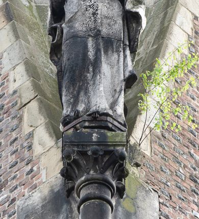 Zdjęcie nr 52: Kościół ceglany, jednonawowy z transeptem. Nawa artykułowana półfilarami i półkolumnami przechodzącymi w gurty sklepienia kolebkowego z lunetami w nawie głównej i żaglowego na przecięciu naw. Na ścianach polichromia na cegle, gurty podkreślone pasami wzorów geometrycznych, sklepienie niebieskie. W nawie i prezbiterium okna w formie biforiów, w transepcie w kształcie stojącego prostokąta zamkniętego łukiem pełnym, z maswerkami, w chórze węższe, zamknięte łukiem ostrym, dwudzielne z rozetą oraz biforia; główne wejście na osi. Chór muzyczny wsparty na masywnych filarach i kolumnach o kapitelach kostkowych z kamiennym parapetem ozdobionym fryzem arkadkowym. Na osi wieloplanowej fasady potężna, trójkondygnacyjna wieża. W pierwszej kondygnacji, po schodach wejście w formie łuku pełnego z drzwiami w formie stojącego prostokąta zamkniętego łukiem dwuramiennym. Obramienie wejścia kamienne, flankowane kolumnami z kostkowymi kapitelami, ze szczytem z chrystogramem. Całość wtopiona w szerszy szczyt, w zwieńczeniu którego rozeta. W trzeciej kondygnacji, zakomponowanej na drugim planie, okno w kształcie stojącego prostokąta zamkniętego łukiem pełnym, dwudzielne z rozetą. Nad nim rzeźba ukrzyżowanego Chrystusa, a w czterech narożach, na konsolach figury św. Stanisława biskupa, św. Stanisława Kostki, św. Jana Kantego i św. Kazimierza Jagiellończyka wykonane z kamienia pińczowskiego przez krakowskiego rzeźbiarza Władysława Druciaka. Wieżę flankują dwie mniejsze, również trójkondygnacyjne wieżyczki dołem czworoboczne, przechodzące w ośmiobok przepruty małymi, prostokątnymi oknami w dwóch niższych kondygnacjach i takimi samymi, naprzemiennie z biforiami w najwyższej. Elewacje transeptu z ogromnymi oknami dekorowanymi maswerkiem, zamknięte trójkątnymi szczytami. Elewacje zewnętrzne z wielobarwnej cegły – w większości ciemnej, dekorowanej na dwóch lub trzech poziomach pasami. Na poziomie pierwszej kondygnacji z jasnej cegły między pasami kamienia, poniżej linii dachu ze wzorem geometrycznym między pasami kamienia, w szczytach jasnym wzorem geometrycznym; chór dekorują blendy arkadkowe. Elewacje opinają ceglane szkarpy, w obejściu zwieńczone kamiennymi kapliczkami. Dachy nawy i transeptu dwuspadowe, dekorowane mozaiką geometryczną, wieloboczna kaplica z dachem sześciokątnym zwieńczonym barokową w kształcie wieżyczką na sygnaturkę, obejście pulpitowym. Do kaplicy przylega przełączka łącząca nowy kościół ze starym.  

Z wyposażenia kościoła na uwagę zasługują obraz Matki Boskiej Suskiej i dwie rzeźby (św. Łukasza i św. Jana Ewangelisty) przeniesione z ołtarza bocznego starego kościoła ustawione na ołtarzu głównym. Sam ołtarz główny (1912) wykonany został przez Antoniego Madeyskiego w Rzymie według rysunków Zygmunta Hendla. Madeyski wykorzystał do wzniesienia ołtarza rzadkie gatunki marmurów z rozebranego starochrześcijańskiego kościoła włoskiego. Niestety przerobiono go i zubożono w 1988 roku. Antoni Madeyski wykonał również tabernakulum, mensę ołtarzową, pulpit oraz chrzcielnicę. Teodor Talowski, architekt, zaprojektował również w 1901 roku ambonę z baldachimem. Zygmunt Hendel zaprojektował, prócz ołtarza głównego, ołtarz boczny św. Józefa i męki Pańskiej (1927). Franciszek Mączyński wykonał figurę Serca Pana Jezusa w latach 1914-1915. Za ołtarzem ze sceną Nawiedzenia widoczne są witraże według kartonów Zdzisława Giedliczki, w prezbiterium ze sceną Zesłania Ducha Świętego i postaciami Matki Boskiej Ostrobramskiej i św. Aleksandra.