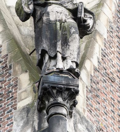 Zdjęcie nr 53: Kościół ceglany, jednonawowy z transeptem. Nawa artykułowana półfilarami i półkolumnami przechodzącymi w gurty sklepienia kolebkowego z lunetami w nawie głównej i żaglowego na przecięciu naw. Na ścianach polichromia na cegle, gurty podkreślone pasami wzorów geometrycznych, sklepienie niebieskie. W nawie i prezbiterium okna w formie biforiów, w transepcie w kształcie stojącego prostokąta zamkniętego łukiem pełnym, z maswerkami, w chórze węższe, zamknięte łukiem ostrym, dwudzielne z rozetą oraz biforia; główne wejście na osi. Chór muzyczny wsparty na masywnych filarach i kolumnach o kapitelach kostkowych z kamiennym parapetem ozdobionym fryzem arkadkowym. Na osi wieloplanowej fasady potężna, trójkondygnacyjna wieża. W pierwszej kondygnacji, po schodach wejście w formie łuku pełnego z drzwiami w formie stojącego prostokąta zamkniętego łukiem dwuramiennym. Obramienie wejścia kamienne, flankowane kolumnami z kostkowymi kapitelami, ze szczytem z chrystogramem. Całość wtopiona w szerszy szczyt, w zwieńczeniu którego rozeta. W trzeciej kondygnacji, zakomponowanej na drugim planie, okno w kształcie stojącego prostokąta zamkniętego łukiem pełnym, dwudzielne z rozetą. Nad nim rzeźba ukrzyżowanego Chrystusa, a w czterech narożach, na konsolach figury św. Stanisława biskupa, św. Stanisława Kostki, św. Jana Kantego i św. Kazimierza Jagiellończyka wykonane z kamienia pińczowskiego przez krakowskiego rzeźbiarza Władysława Druciaka. Wieżę flankują dwie mniejsze, również trójkondygnacyjne wieżyczki dołem czworoboczne, przechodzące w ośmiobok przepruty małymi, prostokątnymi oknami w dwóch niższych kondygnacjach i takimi samymi, naprzemiennie z biforiami w najwyższej. Elewacje transeptu z ogromnymi oknami dekorowanymi maswerkiem, zamknięte trójkątnymi szczytami. Elewacje zewnętrzne z wielobarwnej cegły – w większości ciemnej, dekorowanej na dwóch lub trzech poziomach pasami. Na poziomie pierwszej kondygnacji z jasnej cegły między pasami kamienia, poniżej linii dachu ze wzorem geometrycznym między pasami kamienia, w szczytach jasnym wzorem geometrycznym; chór dekorują blendy arkadkowe. Elewacje opinają ceglane szkarpy, w obejściu zwieńczone kamiennymi kapliczkami. Dachy nawy i transeptu dwuspadowe, dekorowane mozaiką geometryczną, wieloboczna kaplica z dachem sześciokątnym zwieńczonym barokową w kształcie wieżyczką na sygnaturkę, obejście pulpitowym. Do kaplicy przylega przełączka łącząca nowy kościół ze starym.  

Z wyposażenia kościoła na uwagę zasługują obraz Matki Boskiej Suskiej i dwie rzeźby (św. Łukasza i św. Jana Ewangelisty) przeniesione z ołtarza bocznego starego kościoła ustawione na ołtarzu głównym. Sam ołtarz główny (1912) wykonany został przez Antoniego Madeyskiego w Rzymie według rysunków Zygmunta Hendla. Madeyski wykorzystał do wzniesienia ołtarza rzadkie gatunki marmurów z rozebranego starochrześcijańskiego kościoła włoskiego. Niestety przerobiono go i zubożono w 1988 roku. Antoni Madeyski wykonał również tabernakulum, mensę ołtarzową, pulpit oraz chrzcielnicę. Teodor Talowski, architekt, zaprojektował również w 1901 roku ambonę z baldachimem. Zygmunt Hendel zaprojektował, prócz ołtarza głównego, ołtarz boczny św. Józefa i męki Pańskiej (1927). Franciszek Mączyński wykonał figurę Serca Pana Jezusa w latach 1914-1915. Za ołtarzem ze sceną Nawiedzenia widoczne są witraże według kartonów Zdzisława Giedliczki, w prezbiterium ze sceną Zesłania Ducha Świętego i postaciami Matki Boskiej Ostrobramskiej i św. Aleksandra.