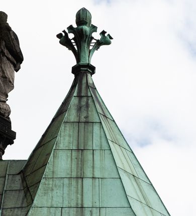 Zdjęcie nr 51: Kościół ceglany, jednonawowy z transeptem. Nawa artykułowana półfilarami i półkolumnami przechodzącymi w gurty sklepienia kolebkowego z lunetami w nawie głównej i żaglowego na przecięciu naw. Na ścianach polichromia na cegle, gurty podkreślone pasami wzorów geometrycznych, sklepienie niebieskie. W nawie i prezbiterium okna w formie biforiów, w transepcie w kształcie stojącego prostokąta zamkniętego łukiem pełnym, z maswerkami, w chórze węższe, zamknięte łukiem ostrym, dwudzielne z rozetą oraz biforia; główne wejście na osi. Chór muzyczny wsparty na masywnych filarach i kolumnach o kapitelach kostkowych z kamiennym parapetem ozdobionym fryzem arkadkowym. Na osi wieloplanowej fasady potężna, trójkondygnacyjna wieża. W pierwszej kondygnacji, po schodach wejście w formie łuku pełnego z drzwiami w formie stojącego prostokąta zamkniętego łukiem dwuramiennym. Obramienie wejścia kamienne, flankowane kolumnami z kostkowymi kapitelami, ze szczytem z chrystogramem. Całość wtopiona w szerszy szczyt, w zwieńczeniu którego rozeta. W trzeciej kondygnacji, zakomponowanej na drugim planie, okno w kształcie stojącego prostokąta zamkniętego łukiem pełnym, dwudzielne z rozetą. Nad nim rzeźba ukrzyżowanego Chrystusa, a w czterech narożach, na konsolach figury św. Stanisława biskupa, św. Stanisława Kostki, św. Jana Kantego i św. Kazimierza Jagiellończyka wykonane z kamienia pińczowskiego przez krakowskiego rzeźbiarza Władysława Druciaka. Wieżę flankują dwie mniejsze, również trójkondygnacyjne wieżyczki dołem czworoboczne, przechodzące w ośmiobok przepruty małymi, prostokątnymi oknami w dwóch niższych kondygnacjach i takimi samymi, naprzemiennie z biforiami w najwyższej. Elewacje transeptu z ogromnymi oknami dekorowanymi maswerkiem, zamknięte trójkątnymi szczytami. Elewacje zewnętrzne z wielobarwnej cegły – w większości ciemnej, dekorowanej na dwóch lub trzech poziomach pasami. Na poziomie pierwszej kondygnacji z jasnej cegły między pasami kamienia, poniżej linii dachu ze wzorem geometrycznym między pasami kamienia, w szczytach jasnym wzorem geometrycznym; chór dekorują blendy arkadkowe. Elewacje opinają ceglane szkarpy, w obejściu zwieńczone kamiennymi kapliczkami. Dachy nawy i transeptu dwuspadowe, dekorowane mozaiką geometryczną, wieloboczna kaplica z dachem sześciokątnym zwieńczonym barokową w kształcie wieżyczką na sygnaturkę, obejście pulpitowym. Do kaplicy przylega przełączka łącząca nowy kościół ze starym.  

Z wyposażenia kościoła na uwagę zasługują obraz Matki Boskiej Suskiej i dwie rzeźby (św. Łukasza i św. Jana Ewangelisty) przeniesione z ołtarza bocznego starego kościoła ustawione na ołtarzu głównym. Sam ołtarz główny (1912) wykonany został przez Antoniego Madeyskiego w Rzymie według rysunków Zygmunta Hendla. Madeyski wykorzystał do wzniesienia ołtarza rzadkie gatunki marmurów z rozebranego starochrześcijańskiego kościoła włoskiego. Niestety przerobiono go i zubożono w 1988 roku. Antoni Madeyski wykonał również tabernakulum, mensę ołtarzową, pulpit oraz chrzcielnicę. Teodor Talowski, architekt, zaprojektował również w 1901 roku ambonę z baldachimem. Zygmunt Hendel zaprojektował, prócz ołtarza głównego, ołtarz boczny św. Józefa i męki Pańskiej (1927). Franciszek Mączyński wykonał figurę Serca Pana Jezusa w latach 1914-1915. Za ołtarzem ze sceną Nawiedzenia widoczne są witraże według kartonów Zdzisława Giedliczki, w prezbiterium ze sceną Zesłania Ducha Świętego i postaciami Matki Boskiej Ostrobramskiej i św. Aleksandra.