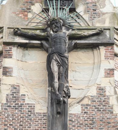 Zdjęcie nr 54: Kościół ceglany, jednonawowy z transeptem. Nawa artykułowana półfilarami i półkolumnami przechodzącymi w gurty sklepienia kolebkowego z lunetami w nawie głównej i żaglowego na przecięciu naw. Na ścianach polichromia na cegle, gurty podkreślone pasami wzorów geometrycznych, sklepienie niebieskie. W nawie i prezbiterium okna w formie biforiów, w transepcie w kształcie stojącego prostokąta zamkniętego łukiem pełnym, z maswerkami, w chórze węższe, zamknięte łukiem ostrym, dwudzielne z rozetą oraz biforia; główne wejście na osi. Chór muzyczny wsparty na masywnych filarach i kolumnach o kapitelach kostkowych z kamiennym parapetem ozdobionym fryzem arkadkowym. Na osi wieloplanowej fasady potężna, trójkondygnacyjna wieża. W pierwszej kondygnacji, po schodach wejście w formie łuku pełnego z drzwiami w formie stojącego prostokąta zamkniętego łukiem dwuramiennym. Obramienie wejścia kamienne, flankowane kolumnami z kostkowymi kapitelami, ze szczytem z chrystogramem. Całość wtopiona w szerszy szczyt, w zwieńczeniu którego rozeta. W trzeciej kondygnacji, zakomponowanej na drugim planie, okno w kształcie stojącego prostokąta zamkniętego łukiem pełnym, dwudzielne z rozetą. Nad nim rzeźba ukrzyżowanego Chrystusa, a w czterech narożach, na konsolach figury św. Stanisława biskupa, św. Stanisława Kostki, św. Jana Kantego i św. Kazimierza Jagiellończyka wykonane z kamienia pińczowskiego przez krakowskiego rzeźbiarza Władysława Druciaka. Wieżę flankują dwie mniejsze, również trójkondygnacyjne wieżyczki dołem czworoboczne, przechodzące w ośmiobok przepruty małymi, prostokątnymi oknami w dwóch niższych kondygnacjach i takimi samymi, naprzemiennie z biforiami w najwyższej. Elewacje transeptu z ogromnymi oknami dekorowanymi maswerkiem, zamknięte trójkątnymi szczytami. Elewacje zewnętrzne z wielobarwnej cegły – w większości ciemnej, dekorowanej na dwóch lub trzech poziomach pasami. Na poziomie pierwszej kondygnacji z jasnej cegły między pasami kamienia, poniżej linii dachu ze wzorem geometrycznym między pasami kamienia, w szczytach jasnym wzorem geometrycznym; chór dekorują blendy arkadkowe. Elewacje opinają ceglane szkarpy, w obejściu zwieńczone kamiennymi kapliczkami. Dachy nawy i transeptu dwuspadowe, dekorowane mozaiką geometryczną, wieloboczna kaplica z dachem sześciokątnym zwieńczonym barokową w kształcie wieżyczką na sygnaturkę, obejście pulpitowym. Do kaplicy przylega przełączka łącząca nowy kościół ze starym.  

Z wyposażenia kościoła na uwagę zasługują obraz Matki Boskiej Suskiej i dwie rzeźby (św. Łukasza i św. Jana Ewangelisty) przeniesione z ołtarza bocznego starego kościoła ustawione na ołtarzu głównym. Sam ołtarz główny (1912) wykonany został przez Antoniego Madeyskiego w Rzymie według rysunków Zygmunta Hendla. Madeyski wykorzystał do wzniesienia ołtarza rzadkie gatunki marmurów z rozebranego starochrześcijańskiego kościoła włoskiego. Niestety przerobiono go i zubożono w 1988 roku. Antoni Madeyski wykonał również tabernakulum, mensę ołtarzową, pulpit oraz chrzcielnicę. Teodor Talowski, architekt, zaprojektował również w 1901 roku ambonę z baldachimem. Zygmunt Hendel zaprojektował, prócz ołtarza głównego, ołtarz boczny św. Józefa i męki Pańskiej (1927). Franciszek Mączyński wykonał figurę Serca Pana Jezusa w latach 1914-1915. Za ołtarzem ze sceną Nawiedzenia widoczne są witraże według kartonów Zdzisława Giedliczki, w prezbiterium ze sceną Zesłania Ducha Świętego i postaciami Matki Boskiej Ostrobramskiej i św. Aleksandra.