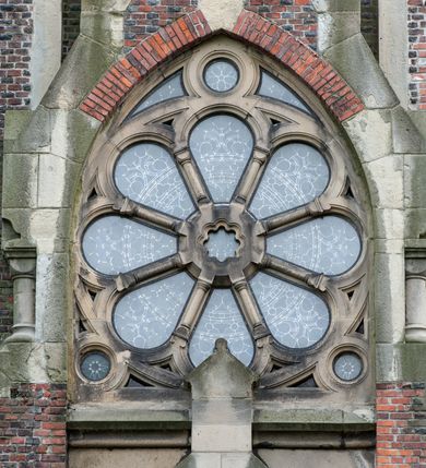 Zdjęcie nr 57: Kościół ceglany, jednonawowy z transeptem. Nawa artykułowana półfilarami i półkolumnami przechodzącymi w gurty sklepienia kolebkowego z lunetami w nawie głównej i żaglowego na przecięciu naw. Na ścianach polichromia na cegle, gurty podkreślone pasami wzorów geometrycznych, sklepienie niebieskie. W nawie i prezbiterium okna w formie biforiów, w transepcie w kształcie stojącego prostokąta zamkniętego łukiem pełnym, z maswerkami, w chórze węższe, zamknięte łukiem ostrym, dwudzielne z rozetą oraz biforia; główne wejście na osi. Chór muzyczny wsparty na masywnych filarach i kolumnach o kapitelach kostkowych z kamiennym parapetem ozdobionym fryzem arkadkowym. Na osi wieloplanowej fasady potężna, trójkondygnacyjna wieża. W pierwszej kondygnacji, po schodach wejście w formie łuku pełnego z drzwiami w formie stojącego prostokąta zamkniętego łukiem dwuramiennym. Obramienie wejścia kamienne, flankowane kolumnami z kostkowymi kapitelami, ze szczytem z chrystogramem. Całość wtopiona w szerszy szczyt, w zwieńczeniu którego rozeta. W trzeciej kondygnacji, zakomponowanej na drugim planie, okno w kształcie stojącego prostokąta zamkniętego łukiem pełnym, dwudzielne z rozetą. Nad nim rzeźba ukrzyżowanego Chrystusa, a w czterech narożach, na konsolach figury św. Stanisława biskupa, św. Stanisława Kostki, św. Jana Kantego i św. Kazimierza Jagiellończyka wykonane z kamienia pińczowskiego przez krakowskiego rzeźbiarza Władysława Druciaka. Wieżę flankują dwie mniejsze, również trójkondygnacyjne wieżyczki dołem czworoboczne, przechodzące w ośmiobok przepruty małymi, prostokątnymi oknami w dwóch niższych kondygnacjach i takimi samymi, naprzemiennie z biforiami w najwyższej. Elewacje transeptu z ogromnymi oknami dekorowanymi maswerkiem, zamknięte trójkątnymi szczytami. Elewacje zewnętrzne z wielobarwnej cegły – w większości ciemnej, dekorowanej na dwóch lub trzech poziomach pasami. Na poziomie pierwszej kondygnacji z jasnej cegły między pasami kamienia, poniżej linii dachu ze wzorem geometrycznym między pasami kamienia, w szczytach jasnym wzorem geometrycznym; chór dekorują blendy arkadkowe. Elewacje opinają ceglane szkarpy, w obejściu zwieńczone kamiennymi kapliczkami. Dachy nawy i transeptu dwuspadowe, dekorowane mozaiką geometryczną, wieloboczna kaplica z dachem sześciokątnym zwieńczonym barokową w kształcie wieżyczką na sygnaturkę, obejście pulpitowym. Do kaplicy przylega przełączka łącząca nowy kościół ze starym.  

Z wyposażenia kościoła na uwagę zasługują obraz Matki Boskiej Suskiej i dwie rzeźby (św. Łukasza i św. Jana Ewangelisty) przeniesione z ołtarza bocznego starego kościoła ustawione na ołtarzu głównym. Sam ołtarz główny (1912) wykonany został przez Antoniego Madeyskiego w Rzymie według rysunków Zygmunta Hendla. Madeyski wykorzystał do wzniesienia ołtarza rzadkie gatunki marmurów z rozebranego starochrześcijańskiego kościoła włoskiego. Niestety przerobiono go i zubożono w 1988 roku. Antoni Madeyski wykonał również tabernakulum, mensę ołtarzową, pulpit oraz chrzcielnicę. Teodor Talowski, architekt, zaprojektował również w 1901 roku ambonę z baldachimem. Zygmunt Hendel zaprojektował, prócz ołtarza głównego, ołtarz boczny św. Józefa i męki Pańskiej (1927). Franciszek Mączyński wykonał figurę Serca Pana Jezusa w latach 1914-1915. Za ołtarzem ze sceną Nawiedzenia widoczne są witraże według kartonów Zdzisława Giedliczki, w prezbiterium ze sceną Zesłania Ducha Świętego i postaciami Matki Boskiej Ostrobramskiej i św. Aleksandra.