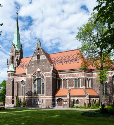 Zdjęcie nr 39: Kościół ceglany, jednonawowy z transeptem. Nawa artykułowana półfilarami i półkolumnami przechodzącymi w gurty sklepienia kolebkowego z lunetami w nawie głównej i żaglowego na przecięciu naw. Na ścianach polichromia na cegle, gurty podkreślone pasami wzorów geometrycznych, sklepienie niebieskie. W nawie i prezbiterium okna w formie biforiów, w transepcie w kształcie stojącego prostokąta zamkniętego łukiem pełnym, z maswerkami, w chórze węższe, zamknięte łukiem ostrym, dwudzielne z rozetą oraz biforia; główne wejście na osi. Chór muzyczny wsparty na masywnych filarach i kolumnach o kapitelach kostkowych z kamiennym parapetem ozdobionym fryzem arkadkowym. Na osi wieloplanowej fasady potężna, trójkondygnacyjna wieża. W pierwszej kondygnacji, po schodach wejście w formie łuku pełnego z drzwiami w formie stojącego prostokąta zamkniętego łukiem dwuramiennym. Obramienie wejścia kamienne, flankowane kolumnami z kostkowymi kapitelami, ze szczytem z chrystogramem. Całość wtopiona w szerszy szczyt, w zwieńczeniu którego rozeta. W trzeciej kondygnacji, zakomponowanej na drugim planie, okno w kształcie stojącego prostokąta zamkniętego łukiem pełnym, dwudzielne z rozetą. Nad nim rzeźba ukrzyżowanego Chrystusa, a w czterech narożach, na konsolach figury św. Stanisława biskupa, św. Stanisława Kostki, św. Jana Kantego i św. Kazimierza Jagiellończyka wykonane z kamienia pińczowskiego przez krakowskiego rzeźbiarza Władysława Druciaka. Wieżę flankują dwie mniejsze, również trójkondygnacyjne wieżyczki dołem czworoboczne, przechodzące w ośmiobok przepruty małymi, prostokątnymi oknami w dwóch niższych kondygnacjach i takimi samymi, naprzemiennie z biforiami w najwyższej. Elewacje transeptu z ogromnymi oknami dekorowanymi maswerkiem, zamknięte trójkątnymi szczytami. Elewacje zewnętrzne z wielobarwnej cegły – w większości ciemnej, dekorowanej na dwóch lub trzech poziomach pasami. Na poziomie pierwszej kondygnacji z jasnej cegły między pasami kamienia, poniżej linii dachu ze wzorem geometrycznym między pasami kamienia, w szczytach jasnym wzorem geometrycznym; chór dekorują blendy arkadkowe. Elewacje opinają ceglane szkarpy, w obejściu zwieńczone kamiennymi kapliczkami. Dachy nawy i transeptu dwuspadowe, dekorowane mozaiką geometryczną, wieloboczna kaplica z dachem sześciokątnym zwieńczonym barokową w kształcie wieżyczką na sygnaturkę, obejście pulpitowym. Do kaplicy przylega przełączka łącząca nowy kościół ze starym.  

Z wyposażenia kościoła na uwagę zasługują obraz Matki Boskiej Suskiej i dwie rzeźby (św. Łukasza i św. Jana Ewangelisty) przeniesione z ołtarza bocznego starego kościoła ustawione na ołtarzu głównym. Sam ołtarz główny (1912) wykonany został przez Antoniego Madeyskiego w Rzymie według rysunków Zygmunta Hendla. Madeyski wykorzystał do wzniesienia ołtarza rzadkie gatunki marmurów z rozebranego starochrześcijańskiego kościoła włoskiego. Niestety przerobiono go i zubożono w 1988 roku. Antoni Madeyski wykonał również tabernakulum, mensę ołtarzową, pulpit oraz chrzcielnicę. Teodor Talowski, architekt, zaprojektował również w 1901 roku ambonę z baldachimem. Zygmunt Hendel zaprojektował, prócz ołtarza głównego, ołtarz boczny św. Józefa i męki Pańskiej (1927). Franciszek Mączyński wykonał figurę Serca Pana Jezusa w latach 1914-1915. Za ołtarzem ze sceną Nawiedzenia widoczne są witraże według kartonów Zdzisława Giedliczki, w prezbiterium ze sceną Zesłania Ducha Świętego i postaciami Matki Boskiej Ostrobramskiej i św. Aleksandra.