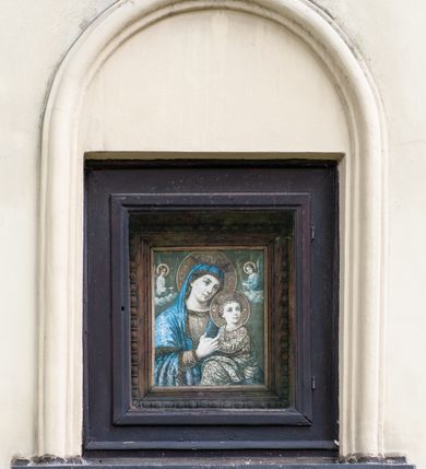 Zdjęcie nr 59: Kościół ceglany, jednonawowy z transeptem. Nawa artykułowana półfilarami i półkolumnami przechodzącymi w gurty sklepienia kolebkowego z lunetami w nawie głównej i żaglowego na przecięciu naw. Na ścianach polichromia na cegle, gurty podkreślone pasami wzorów geometrycznych, sklepienie niebieskie. W nawie i prezbiterium okna w formie biforiów, w transepcie w kształcie stojącego prostokąta zamkniętego łukiem pełnym, z maswerkami, w chórze węższe, zamknięte łukiem ostrym, dwudzielne z rozetą oraz biforia; główne wejście na osi. Chór muzyczny wsparty na masywnych filarach i kolumnach o kapitelach kostkowych z kamiennym parapetem ozdobionym fryzem arkadkowym. Na osi wieloplanowej fasady potężna, trójkondygnacyjna wieża. W pierwszej kondygnacji, po schodach wejście w formie łuku pełnego z drzwiami w formie stojącego prostokąta zamkniętego łukiem dwuramiennym. Obramienie wejścia kamienne, flankowane kolumnami z kostkowymi kapitelami, ze szczytem z chrystogramem. Całość wtopiona w szerszy szczyt, w zwieńczeniu którego rozeta. W trzeciej kondygnacji, zakomponowanej na drugim planie, okno w kształcie stojącego prostokąta zamkniętego łukiem pełnym, dwudzielne z rozetą. Nad nim rzeźba ukrzyżowanego Chrystusa, a w czterech narożach, na konsolach figury św. Stanisława biskupa, św. Stanisława Kostki, św. Jana Kantego i św. Kazimierza Jagiellończyka wykonane z kamienia pińczowskiego przez krakowskiego rzeźbiarza Władysława Druciaka. Wieżę flankują dwie mniejsze, również trójkondygnacyjne wieżyczki dołem czworoboczne, przechodzące w ośmiobok przepruty małymi, prostokątnymi oknami w dwóch niższych kondygnacjach i takimi samymi, naprzemiennie z biforiami w najwyższej. Elewacje transeptu z ogromnymi oknami dekorowanymi maswerkiem, zamknięte trójkątnymi szczytami. Elewacje zewnętrzne z wielobarwnej cegły – w większości ciemnej, dekorowanej na dwóch lub trzech poziomach pasami. Na poziomie pierwszej kondygnacji z jasnej cegły między pasami kamienia, poniżej linii dachu ze wzorem geometrycznym między pasami kamienia, w szczytach jasnym wzorem geometrycznym; chór dekorują blendy arkadkowe. Elewacje opinają ceglane szkarpy, w obejściu zwieńczone kamiennymi kapliczkami. Dachy nawy i transeptu dwuspadowe, dekorowane mozaiką geometryczną, wieloboczna kaplica z dachem sześciokątnym zwieńczonym barokową w kształcie wieżyczką na sygnaturkę, obejście pulpitowym. Do kaplicy przylega przełączka łącząca nowy kościół ze starym.  

Z wyposażenia kościoła na uwagę zasługują obraz Matki Boskiej Suskiej i dwie rzeźby (św. Łukasza i św. Jana Ewangelisty) przeniesione z ołtarza bocznego starego kościoła ustawione na ołtarzu głównym. Sam ołtarz główny (1912) wykonany został przez Antoniego Madeyskiego w Rzymie według rysunków Zygmunta Hendla. Madeyski wykorzystał do wzniesienia ołtarza rzadkie gatunki marmurów z rozebranego starochrześcijańskiego kościoła włoskiego. Niestety przerobiono go i zubożono w 1988 roku. Antoni Madeyski wykonał również tabernakulum, mensę ołtarzową, pulpit oraz chrzcielnicę. Teodor Talowski, architekt, zaprojektował również w 1901 roku ambonę z baldachimem. Zygmunt Hendel zaprojektował, prócz ołtarza głównego, ołtarz boczny św. Józefa i męki Pańskiej (1927). Franciszek Mączyński wykonał figurę Serca Pana Jezusa w latach 1914-1915. Za ołtarzem ze sceną Nawiedzenia widoczne są witraże według kartonów Zdzisława Giedliczki, w prezbiterium ze sceną Zesłania Ducha Świętego i postaciami Matki Boskiej Ostrobramskiej i św. Aleksandra.