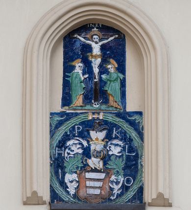 Zdjęcie nr 80: Kościół ceglany, jednonawowy z transeptem. Nawa artykułowana półfilarami i półkolumnami przechodzącymi w gurty sklepienia kolebkowego z lunetami w nawie głównej i żaglowego na przecięciu naw. Na ścianach polichromia na cegle, gurty podkreślone pasami wzorów geometrycznych, sklepienie niebieskie. W nawie i prezbiterium okna w formie biforiów, w transepcie w kształcie stojącego prostokąta zamkniętego łukiem pełnym, z maswerkami, w chórze węższe, zamknięte łukiem ostrym, dwudzielne z rozetą oraz biforia; główne wejście na osi. Chór muzyczny wsparty na masywnych filarach i kolumnach o kapitelach kostkowych z kamiennym parapetem ozdobionym fryzem arkadkowym. Na osi wieloplanowej fasady potężna, trójkondygnacyjna wieża. W pierwszej kondygnacji, po schodach wejście w formie łuku pełnego z drzwiami w formie stojącego prostokąta zamkniętego łukiem dwuramiennym. Obramienie wejścia kamienne, flankowane kolumnami z kostkowymi kapitelami, ze szczytem z chrystogramem. Całość wtopiona w szerszy szczyt, w zwieńczeniu którego rozeta. W trzeciej kondygnacji, zakomponowanej na drugim planie, okno w kształcie stojącego prostokąta zamkniętego łukiem pełnym, dwudzielne z rozetą. Nad nim rzeźba ukrzyżowanego Chrystusa, a w czterech narożach, na konsolach figury św. Stanisława biskupa, św. Stanisława Kostki, św. Jana Kantego i św. Kazimierza Jagiellończyka wykonane z kamienia pińczowskiego przez krakowskiego rzeźbiarza Władysława Druciaka. Wieżę flankują dwie mniejsze, również trójkondygnacyjne wieżyczki dołem czworoboczne, przechodzące w ośmiobok przepruty małymi, prostokątnymi oknami w dwóch niższych kondygnacjach i takimi samymi, naprzemiennie z biforiami w najwyższej. Elewacje transeptu z ogromnymi oknami dekorowanymi maswerkiem, zamknięte trójkątnymi szczytami. Elewacje zewnętrzne z wielobarwnej cegły – w większości ciemnej, dekorowanej na dwóch lub trzech poziomach pasami. Na poziomie pierwszej kondygnacji z jasnej cegły między pasami kamienia, poniżej linii dachu ze wzorem geometrycznym między pasami kamienia, w szczytach jasnym wzorem geometrycznym; chór dekorują blendy arkadkowe. Elewacje opinają ceglane szkarpy, w obejściu zwieńczone kamiennymi kapliczkami. Dachy nawy i transeptu dwuspadowe, dekorowane mozaiką geometryczną, wieloboczna kaplica z dachem sześciokątnym zwieńczonym barokową w kształcie wieżyczką na sygnaturkę, obejście pulpitowym. Do kaplicy przylega przełączka łącząca nowy kościół ze starym.  

Z wyposażenia kościoła na uwagę zasługują obraz Matki Boskiej Suskiej i dwie rzeźby (św. Łukasza i św. Jana Ewangelisty) przeniesione z ołtarza bocznego starego kościoła ustawione na ołtarzu głównym. Sam ołtarz główny (1912) wykonany został przez Antoniego Madeyskiego w Rzymie według rysunków Zygmunta Hendla. Madeyski wykorzystał do wzniesienia ołtarza rzadkie gatunki marmurów z rozebranego starochrześcijańskiego kościoła włoskiego. Niestety przerobiono go i zubożono w 1988 roku. Antoni Madeyski wykonał również tabernakulum, mensę ołtarzową, pulpit oraz chrzcielnicę. Teodor Talowski, architekt, zaprojektował również w 1901 roku ambonę z baldachimem. Zygmunt Hendel zaprojektował, prócz ołtarza głównego, ołtarz boczny św. Józefa i męki Pańskiej (1927). Franciszek Mączyński wykonał figurę Serca Pana Jezusa w latach 1914-1915. Za ołtarzem ze sceną Nawiedzenia widoczne są witraże według kartonów Zdzisława Giedliczki, w prezbiterium ze sceną Zesłania Ducha Świętego i postaciami Matki Boskiej Ostrobramskiej i św. Aleksandra.