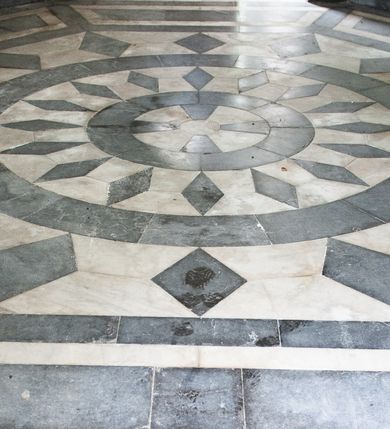 Zdjęcie nr 88: Kościół ceglany, jednonawowy z transeptem. Nawa artykułowana półfilarami i półkolumnami przechodzącymi w gurty sklepienia kolebkowego z lunetami w nawie głównej i żaglowego na przecięciu naw. Na ścianach polichromia na cegle, gurty podkreślone pasami wzorów geometrycznych, sklepienie niebieskie. W nawie i prezbiterium okna w formie biforiów, w transepcie w kształcie stojącego prostokąta zamkniętego łukiem pełnym, z maswerkami, w chórze węższe, zamknięte łukiem ostrym, dwudzielne z rozetą oraz biforia; główne wejście na osi. Chór muzyczny wsparty na masywnych filarach i kolumnach o kapitelach kostkowych z kamiennym parapetem ozdobionym fryzem arkadkowym. Na osi wieloplanowej fasady potężna, trójkondygnacyjna wieża. W pierwszej kondygnacji, po schodach wejście w formie łuku pełnego z drzwiami w formie stojącego prostokąta zamkniętego łukiem dwuramiennym. Obramienie wejścia kamienne, flankowane kolumnami z kostkowymi kapitelami, ze szczytem z chrystogramem. Całość wtopiona w szerszy szczyt, w zwieńczeniu którego rozeta. W trzeciej kondygnacji, zakomponowanej na drugim planie, okno w kształcie stojącego prostokąta zamkniętego łukiem pełnym, dwudzielne z rozetą. Nad nim rzeźba ukrzyżowanego Chrystusa, a w czterech narożach, na konsolach figury św. Stanisława biskupa, św. Stanisława Kostki, św. Jana Kantego i św. Kazimierza Jagiellończyka wykonane z kamienia pińczowskiego przez krakowskiego rzeźbiarza Władysława Druciaka. Wieżę flankują dwie mniejsze, również trójkondygnacyjne wieżyczki dołem czworoboczne, przechodzące w ośmiobok przepruty małymi, prostokątnymi oknami w dwóch niższych kondygnacjach i takimi samymi, naprzemiennie z biforiami w najwyższej. Elewacje transeptu z ogromnymi oknami dekorowanymi maswerkiem, zamknięte trójkątnymi szczytami. Elewacje zewnętrzne z wielobarwnej cegły – w większości ciemnej, dekorowanej na dwóch lub trzech poziomach pasami. Na poziomie pierwszej kondygnacji z jasnej cegły między pasami kamienia, poniżej linii dachu ze wzorem geometrycznym między pasami kamienia, w szczytach jasnym wzorem geometrycznym; chór dekorują blendy arkadkowe. Elewacje opinają ceglane szkarpy, w obejściu zwieńczone kamiennymi kapliczkami. Dachy nawy i transeptu dwuspadowe, dekorowane mozaiką geometryczną, wieloboczna kaplica z dachem sześciokątnym zwieńczonym barokową w kształcie wieżyczką na sygnaturkę, obejście pulpitowym. Do kaplicy przylega przełączka łącząca nowy kościół ze starym.  

Z wyposażenia kościoła na uwagę zasługują obraz Matki Boskiej Suskiej i dwie rzeźby (św. Łukasza i św. Jana Ewangelisty) przeniesione z ołtarza bocznego starego kościoła ustawione na ołtarzu głównym. Sam ołtarz główny (1912) wykonany został przez Antoniego Madeyskiego w Rzymie według rysunków Zygmunta Hendla. Madeyski wykorzystał do wzniesienia ołtarza rzadkie gatunki marmurów z rozebranego starochrześcijańskiego kościoła włoskiego. Niestety przerobiono go i zubożono w 1988 roku. Antoni Madeyski wykonał również tabernakulum, mensę ołtarzową, pulpit oraz chrzcielnicę. Teodor Talowski, architekt, zaprojektował również w 1901 roku ambonę z baldachimem. Zygmunt Hendel zaprojektował, prócz ołtarza głównego, ołtarz boczny św. Józefa i męki Pańskiej (1927). Franciszek Mączyński wykonał figurę Serca Pana Jezusa w latach 1914-1915. Za ołtarzem ze sceną Nawiedzenia widoczne są witraże według kartonów Zdzisława Giedliczki, w prezbiterium ze sceną Zesłania Ducha Świętego i postaciami Matki Boskiej Ostrobramskiej i św. Aleksandra.