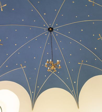 Zdjęcie nr 87: Kościół ceglany, jednonawowy z transeptem. Nawa artykułowana półfilarami i półkolumnami przechodzącymi w gurty sklepienia kolebkowego z lunetami w nawie głównej i żaglowego na przecięciu naw. Na ścianach polichromia na cegle, gurty podkreślone pasami wzorów geometrycznych, sklepienie niebieskie. W nawie i prezbiterium okna w formie biforiów, w transepcie w kształcie stojącego prostokąta zamkniętego łukiem pełnym, z maswerkami, w chórze węższe, zamknięte łukiem ostrym, dwudzielne z rozetą oraz biforia; główne wejście na osi. Chór muzyczny wsparty na masywnych filarach i kolumnach o kapitelach kostkowych z kamiennym parapetem ozdobionym fryzem arkadkowym. Na osi wieloplanowej fasady potężna, trójkondygnacyjna wieża. W pierwszej kondygnacji, po schodach wejście w formie łuku pełnego z drzwiami w formie stojącego prostokąta zamkniętego łukiem dwuramiennym. Obramienie wejścia kamienne, flankowane kolumnami z kostkowymi kapitelami, ze szczytem z chrystogramem. Całość wtopiona w szerszy szczyt, w zwieńczeniu którego rozeta. W trzeciej kondygnacji, zakomponowanej na drugim planie, okno w kształcie stojącego prostokąta zamkniętego łukiem pełnym, dwudzielne z rozetą. Nad nim rzeźba ukrzyżowanego Chrystusa, a w czterech narożach, na konsolach figury św. Stanisława biskupa, św. Stanisława Kostki, św. Jana Kantego i św. Kazimierza Jagiellończyka wykonane z kamienia pińczowskiego przez krakowskiego rzeźbiarza Władysława Druciaka. Wieżę flankują dwie mniejsze, również trójkondygnacyjne wieżyczki dołem czworoboczne, przechodzące w ośmiobok przepruty małymi, prostokątnymi oknami w dwóch niższych kondygnacjach i takimi samymi, naprzemiennie z biforiami w najwyższej. Elewacje transeptu z ogromnymi oknami dekorowanymi maswerkiem, zamknięte trójkątnymi szczytami. Elewacje zewnętrzne z wielobarwnej cegły – w większości ciemnej, dekorowanej na dwóch lub trzech poziomach pasami. Na poziomie pierwszej kondygnacji z jasnej cegły między pasami kamienia, poniżej linii dachu ze wzorem geometrycznym między pasami kamienia, w szczytach jasnym wzorem geometrycznym; chór dekorują blendy arkadkowe. Elewacje opinają ceglane szkarpy, w obejściu zwieńczone kamiennymi kapliczkami. Dachy nawy i transeptu dwuspadowe, dekorowane mozaiką geometryczną, wieloboczna kaplica z dachem sześciokątnym zwieńczonym barokową w kształcie wieżyczką na sygnaturkę, obejście pulpitowym. Do kaplicy przylega przełączka łącząca nowy kościół ze starym.  

Z wyposażenia kościoła na uwagę zasługują obraz Matki Boskiej Suskiej i dwie rzeźby (św. Łukasza i św. Jana Ewangelisty) przeniesione z ołtarza bocznego starego kościoła ustawione na ołtarzu głównym. Sam ołtarz główny (1912) wykonany został przez Antoniego Madeyskiego w Rzymie według rysunków Zygmunta Hendla. Madeyski wykorzystał do wzniesienia ołtarza rzadkie gatunki marmurów z rozebranego starochrześcijańskiego kościoła włoskiego. Niestety przerobiono go i zubożono w 1988 roku. Antoni Madeyski wykonał również tabernakulum, mensę ołtarzową, pulpit oraz chrzcielnicę. Teodor Talowski, architekt, zaprojektował również w 1901 roku ambonę z baldachimem. Zygmunt Hendel zaprojektował, prócz ołtarza głównego, ołtarz boczny św. Józefa i męki Pańskiej (1927). Franciszek Mączyński wykonał figurę Serca Pana Jezusa w latach 1914-1915. Za ołtarzem ze sceną Nawiedzenia widoczne są witraże według kartonów Zdzisława Giedliczki, w prezbiterium ze sceną Zesłania Ducha Świętego i postaciami Matki Boskiej Ostrobramskiej i św. Aleksandra.