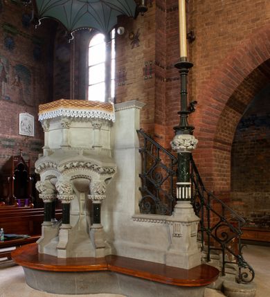 Zdjęcie nr 86: Kościół ceglany, jednonawowy z transeptem. Nawa artykułowana półfilarami i półkolumnami przechodzącymi w gurty sklepienia kolebkowego z lunetami w nawie głównej i żaglowego na przecięciu naw. Na ścianach polichromia na cegle, gurty podkreślone pasami wzorów geometrycznych, sklepienie niebieskie. W nawie i prezbiterium okna w formie biforiów, w transepcie w kształcie stojącego prostokąta zamkniętego łukiem pełnym, z maswerkami, w chórze węższe, zamknięte łukiem ostrym, dwudzielne z rozetą oraz biforia; główne wejście na osi. Chór muzyczny wsparty na masywnych filarach i kolumnach o kapitelach kostkowych z kamiennym parapetem ozdobionym fryzem arkadkowym. Na osi wieloplanowej fasady potężna, trójkondygnacyjna wieża. W pierwszej kondygnacji, po schodach wejście w formie łuku pełnego z drzwiami w formie stojącego prostokąta zamkniętego łukiem dwuramiennym. Obramienie wejścia kamienne, flankowane kolumnami z kostkowymi kapitelami, ze szczytem z chrystogramem. Całość wtopiona w szerszy szczyt, w zwieńczeniu którego rozeta. W trzeciej kondygnacji, zakomponowanej na drugim planie, okno w kształcie stojącego prostokąta zamkniętego łukiem pełnym, dwudzielne z rozetą. Nad nim rzeźba ukrzyżowanego Chrystusa, a w czterech narożach, na konsolach figury św. Stanisława biskupa, św. Stanisława Kostki, św. Jana Kantego i św. Kazimierza Jagiellończyka wykonane z kamienia pińczowskiego przez krakowskiego rzeźbiarza Władysława Druciaka. Wieżę flankują dwie mniejsze, również trójkondygnacyjne wieżyczki dołem czworoboczne, przechodzące w ośmiobok przepruty małymi, prostokątnymi oknami w dwóch niższych kondygnacjach i takimi samymi, naprzemiennie z biforiami w najwyższej. Elewacje transeptu z ogromnymi oknami dekorowanymi maswerkiem, zamknięte trójkątnymi szczytami. Elewacje zewnętrzne z wielobarwnej cegły – w większości ciemnej, dekorowanej na dwóch lub trzech poziomach pasami. Na poziomie pierwszej kondygnacji z jasnej cegły między pasami kamienia, poniżej linii dachu ze wzorem geometrycznym między pasami kamienia, w szczytach jasnym wzorem geometrycznym; chór dekorują blendy arkadkowe. Elewacje opinają ceglane szkarpy, w obejściu zwieńczone kamiennymi kapliczkami. Dachy nawy i transeptu dwuspadowe, dekorowane mozaiką geometryczną, wieloboczna kaplica z dachem sześciokątnym zwieńczonym barokową w kształcie wieżyczką na sygnaturkę, obejście pulpitowym. Do kaplicy przylega przełączka łącząca nowy kościół ze starym.  

Z wyposażenia kościoła na uwagę zasługują obraz Matki Boskiej Suskiej i dwie rzeźby (św. Łukasza i św. Jana Ewangelisty) przeniesione z ołtarza bocznego starego kościoła ustawione na ołtarzu głównym. Sam ołtarz główny (1912) wykonany został przez Antoniego Madeyskiego w Rzymie według rysunków Zygmunta Hendla. Madeyski wykorzystał do wzniesienia ołtarza rzadkie gatunki marmurów z rozebranego starochrześcijańskiego kościoła włoskiego. Niestety przerobiono go i zubożono w 1988 roku. Antoni Madeyski wykonał również tabernakulum, mensę ołtarzową, pulpit oraz chrzcielnicę. Teodor Talowski, architekt, zaprojektował również w 1901 roku ambonę z baldachimem. Zygmunt Hendel zaprojektował, prócz ołtarza głównego, ołtarz boczny św. Józefa i męki Pańskiej (1927). Franciszek Mączyński wykonał figurę Serca Pana Jezusa w latach 1914-1915. Za ołtarzem ze sceną Nawiedzenia widoczne są witraże według kartonów Zdzisława Giedliczki, w prezbiterium ze sceną Zesłania Ducha Świętego i postaciami Matki Boskiej Ostrobramskiej i św. Aleksandra.