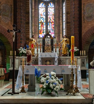 Zdjęcie nr 83: Kościół ceglany, jednonawowy z transeptem. Nawa artykułowana półfilarami i półkolumnami przechodzącymi w gurty sklepienia kolebkowego z lunetami w nawie głównej i żaglowego na przecięciu naw. Na ścianach polichromia na cegle, gurty podkreślone pasami wzorów geometrycznych, sklepienie niebieskie. W nawie i prezbiterium okna w formie biforiów, w transepcie w kształcie stojącego prostokąta zamkniętego łukiem pełnym, z maswerkami, w chórze węższe, zamknięte łukiem ostrym, dwudzielne z rozetą oraz biforia; główne wejście na osi. Chór muzyczny wsparty na masywnych filarach i kolumnach o kapitelach kostkowych z kamiennym parapetem ozdobionym fryzem arkadkowym. Na osi wieloplanowej fasady potężna, trójkondygnacyjna wieża. W pierwszej kondygnacji, po schodach wejście w formie łuku pełnego z drzwiami w formie stojącego prostokąta zamkniętego łukiem dwuramiennym. Obramienie wejścia kamienne, flankowane kolumnami z kostkowymi kapitelami, ze szczytem z chrystogramem. Całość wtopiona w szerszy szczyt, w zwieńczeniu którego rozeta. W trzeciej kondygnacji, zakomponowanej na drugim planie, okno w kształcie stojącego prostokąta zamkniętego łukiem pełnym, dwudzielne z rozetą. Nad nim rzeźba ukrzyżowanego Chrystusa, a w czterech narożach, na konsolach figury św. Stanisława biskupa, św. Stanisława Kostki, św. Jana Kantego i św. Kazimierza Jagiellończyka wykonane z kamienia pińczowskiego przez krakowskiego rzeźbiarza Władysława Druciaka. Wieżę flankują dwie mniejsze, również trójkondygnacyjne wieżyczki dołem czworoboczne, przechodzące w ośmiobok przepruty małymi, prostokątnymi oknami w dwóch niższych kondygnacjach i takimi samymi, naprzemiennie z biforiami w najwyższej. Elewacje transeptu z ogromnymi oknami dekorowanymi maswerkiem, zamknięte trójkątnymi szczytami. Elewacje zewnętrzne z wielobarwnej cegły – w większości ciemnej, dekorowanej na dwóch lub trzech poziomach pasami. Na poziomie pierwszej kondygnacji z jasnej cegły między pasami kamienia, poniżej linii dachu ze wzorem geometrycznym między pasami kamienia, w szczytach jasnym wzorem geometrycznym; chór dekorują blendy arkadkowe. Elewacje opinają ceglane szkarpy, w obejściu zwieńczone kamiennymi kapliczkami. Dachy nawy i transeptu dwuspadowe, dekorowane mozaiką geometryczną, wieloboczna kaplica z dachem sześciokątnym zwieńczonym barokową w kształcie wieżyczką na sygnaturkę, obejście pulpitowym. Do kaplicy przylega przełączka łącząca nowy kościół ze starym.  

Z wyposażenia kościoła na uwagę zasługują obraz Matki Boskiej Suskiej i dwie rzeźby (św. Łukasza i św. Jana Ewangelisty) przeniesione z ołtarza bocznego starego kościoła ustawione na ołtarzu głównym. Sam ołtarz główny (1912) wykonany został przez Antoniego Madeyskiego w Rzymie według rysunków Zygmunta Hendla. Madeyski wykorzystał do wzniesienia ołtarza rzadkie gatunki marmurów z rozebranego starochrześcijańskiego kościoła włoskiego. Niestety przerobiono go i zubożono w 1988 roku. Antoni Madeyski wykonał również tabernakulum, mensę ołtarzową, pulpit oraz chrzcielnicę. Teodor Talowski, architekt, zaprojektował również w 1901 roku ambonę z baldachimem. Zygmunt Hendel zaprojektował, prócz ołtarza głównego, ołtarz boczny św. Józefa i męki Pańskiej (1927). Franciszek Mączyński wykonał figurę Serca Pana Jezusa w latach 1914-1915. Za ołtarzem ze sceną Nawiedzenia widoczne są witraże według kartonów Zdzisława Giedliczki, w prezbiterium ze sceną Zesłania Ducha Świętego i postaciami Matki Boskiej Ostrobramskiej i św. Aleksandra.