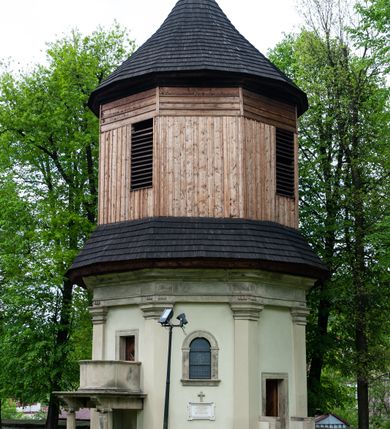 Zdjęcie nr 4: Kaplica na planie ośmioboku, dwukondygnacyjna, z dolną kondygnacją murowaną, a górną drewnianą w konstrukcji słupowej, szalowaną deskami. 
Część dolna została wybudowana z kamienia łamanego, otynkowana i mieści kaplicę nakrytą sklepieniem kopulastym z lunetami (?) oraz kryptę grobową. Ściany zewnętrzne ujęte są w narożach pilastrami toskańskimi dźwigającymi belkowanie. Od wschodu i zachodu prostokątne wejścia do kaplicy po schodach, od południowego-zachodu wejście do krypty zamknięte półkolem, po przeciwnej stronie takie samo zamurowane. Od południa ambona wsparta na dwóch jońskich kolumnach. Kaplicę oświetlają duże okna zamknięte półkolem, kryptę małe okrągłe, obecnie ślepe. Nad gzymsem koronującym okap gontowy, górna część nakryta stożkowym dachem gontowym. 
